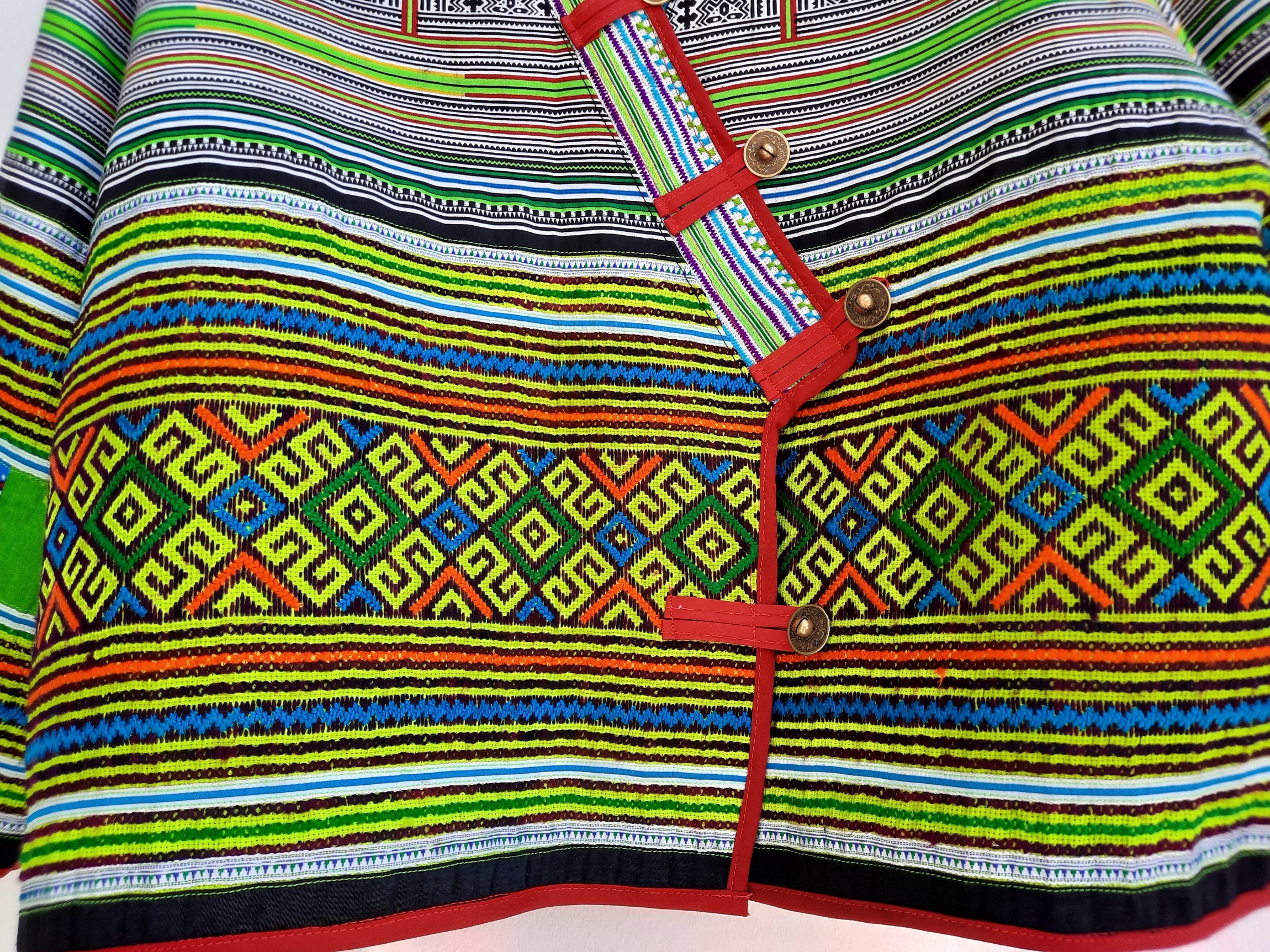 เสื้อแขนยาวป้ายหน้า ลายสวยแปลก