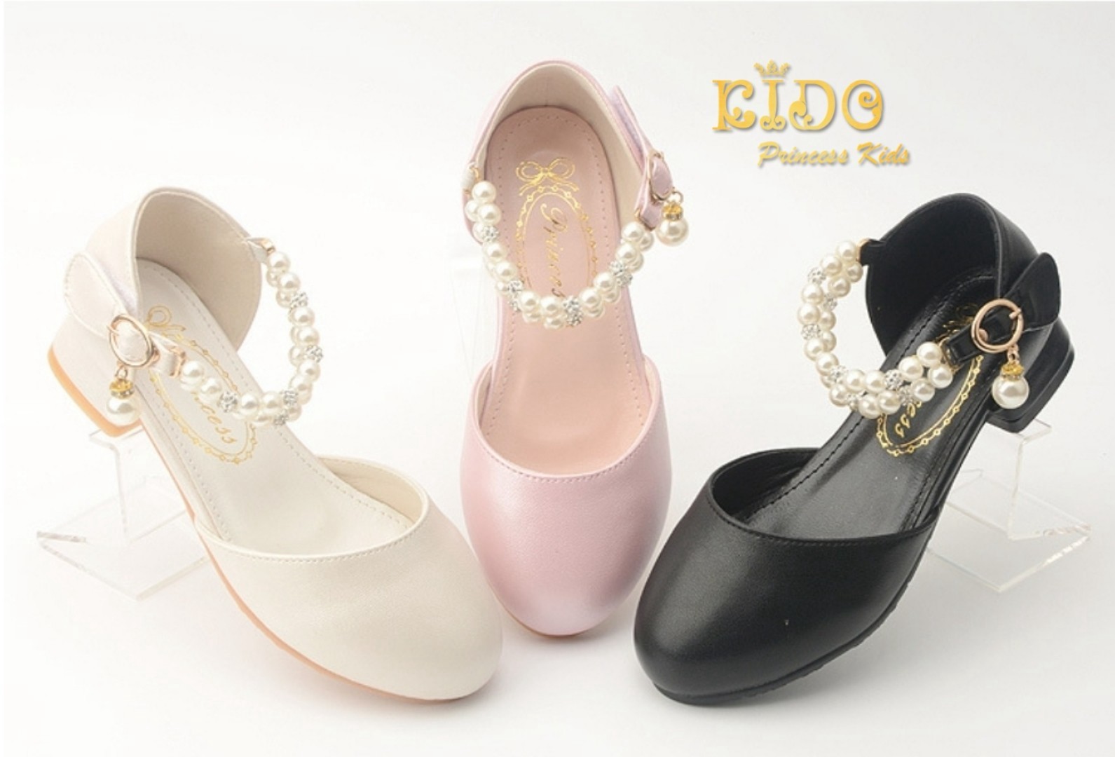 sรองเท้าเด็ก(หน้าร้านอยู่รัชดา ลองได้)H180สีขาว สีชมพู เปิดข้าง ประดับห้อยมุกตรงสายรัดรองเท้า สวยสุดเก๋