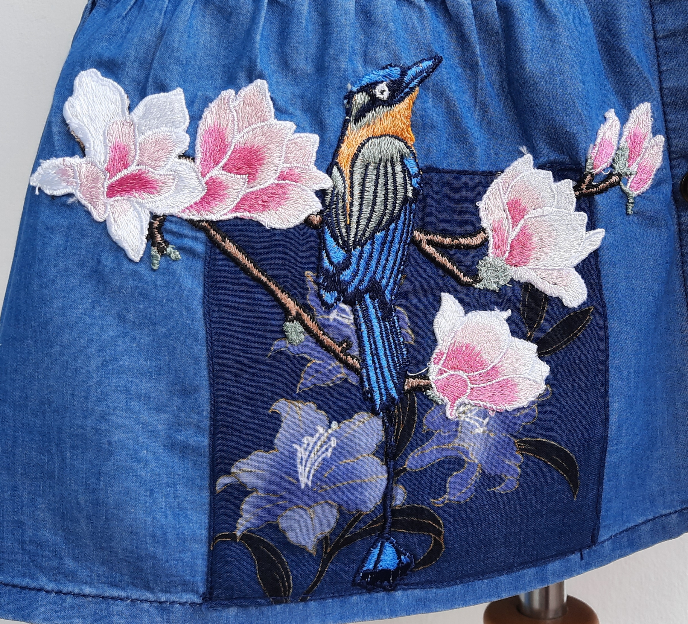 เดรสแขนกุดสีฟ้า แต่งPatchลายนก+ดอกไม้