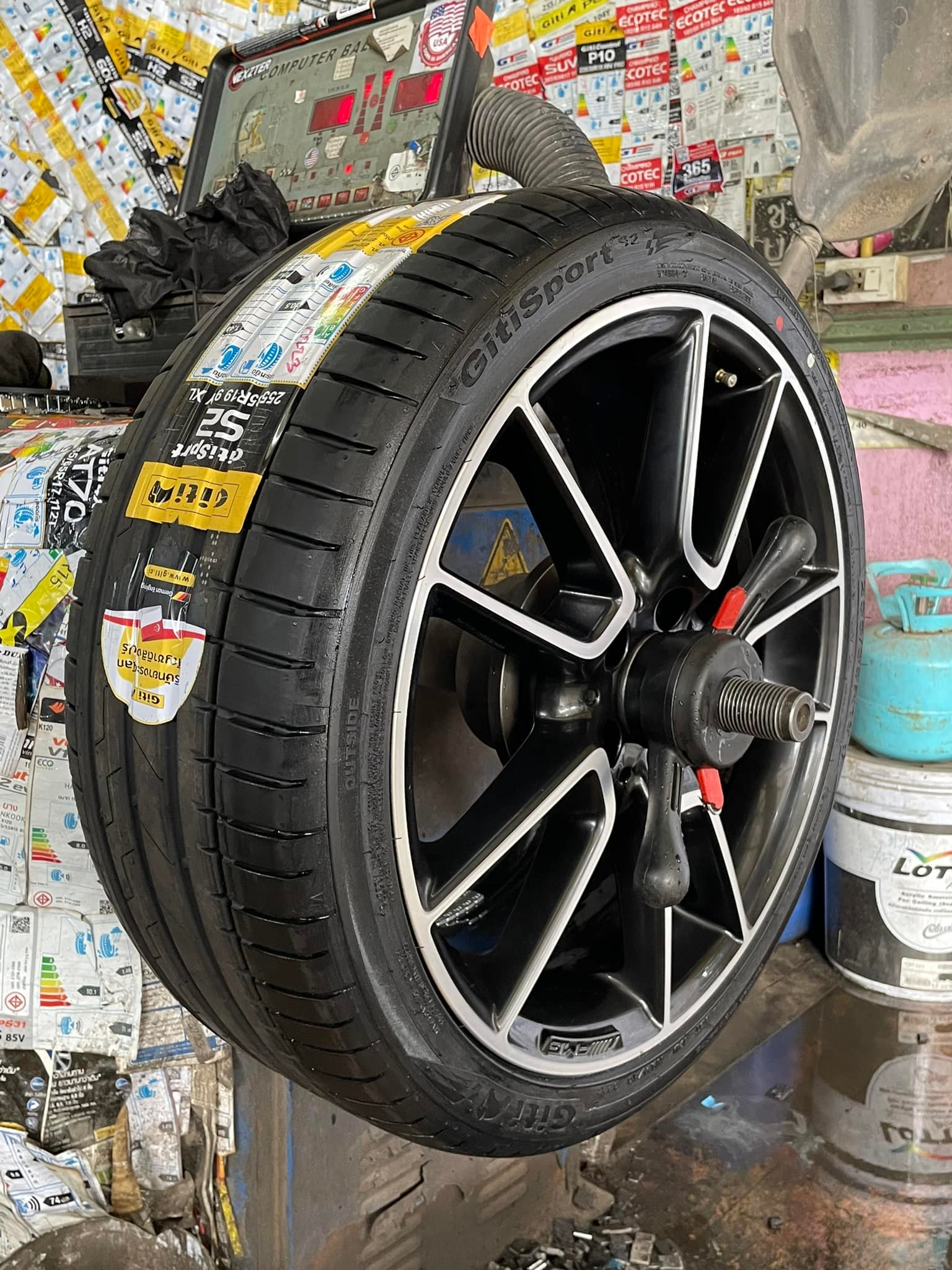 #Mercedes_Benz_C220d #ยางพรีเมียม สปอร์ตสมรรถนะการขับขี่สูง เปลี่ยนยาง #GITI_SportS2 225/40R19 #GITI_SportS2 255/35R19