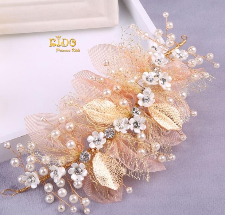 คาดผมเด็ก(หน้าร้านอยู่รัชดา)KF505 เส้นคาดผมดอกไม้สีขาวแต่งโบว์ทอง ประดับมุก หรู สวยน่ารัก