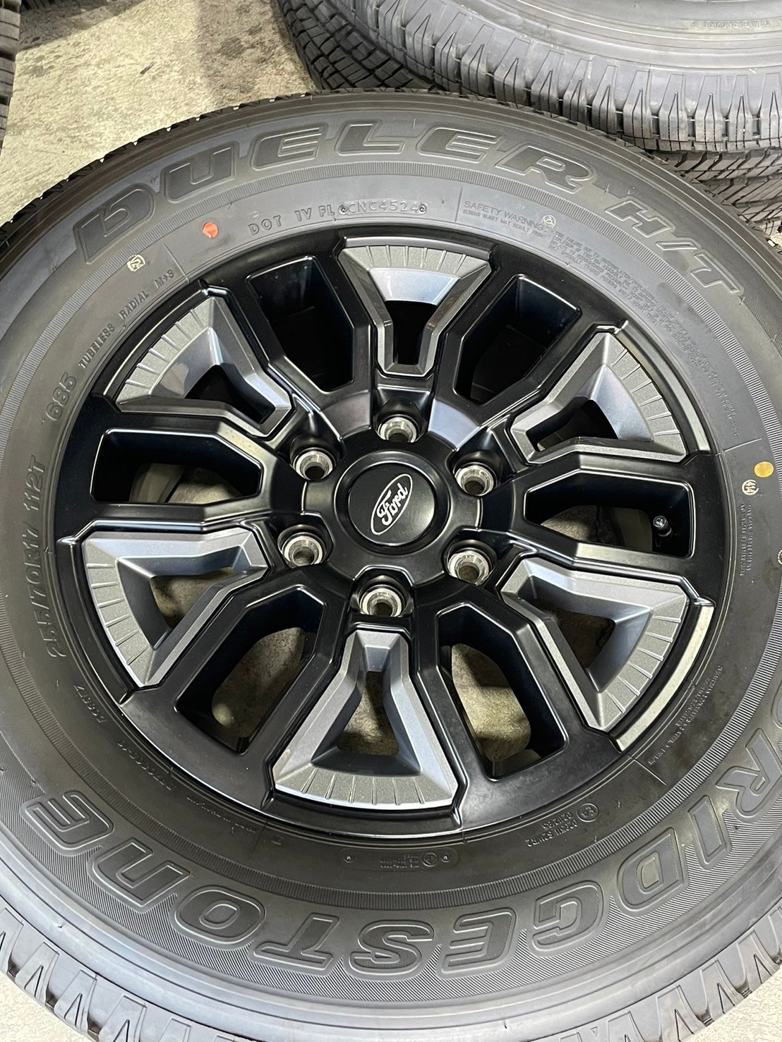 ล้อแม็กป้ายแดง FORD RANGER XLS ขอบ17 พร้อมยาง BRIDGESTONE 255/70R17 ยางปลายปี24 ล้อถอดจากศูนย์ยังไม่ลงพื้น ราคาพิเศษเพียงชุดละ18900บาท