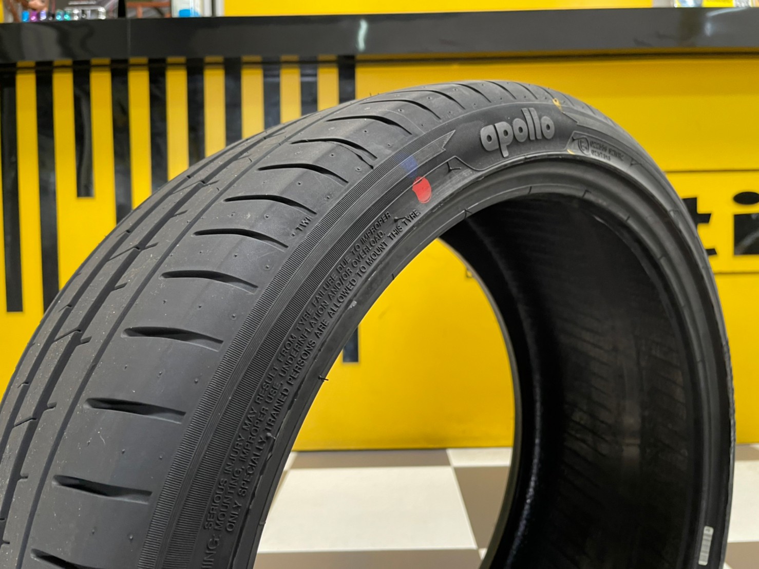 Apollo 235/35R19 Aspire4G ยางใหม่ปี2022