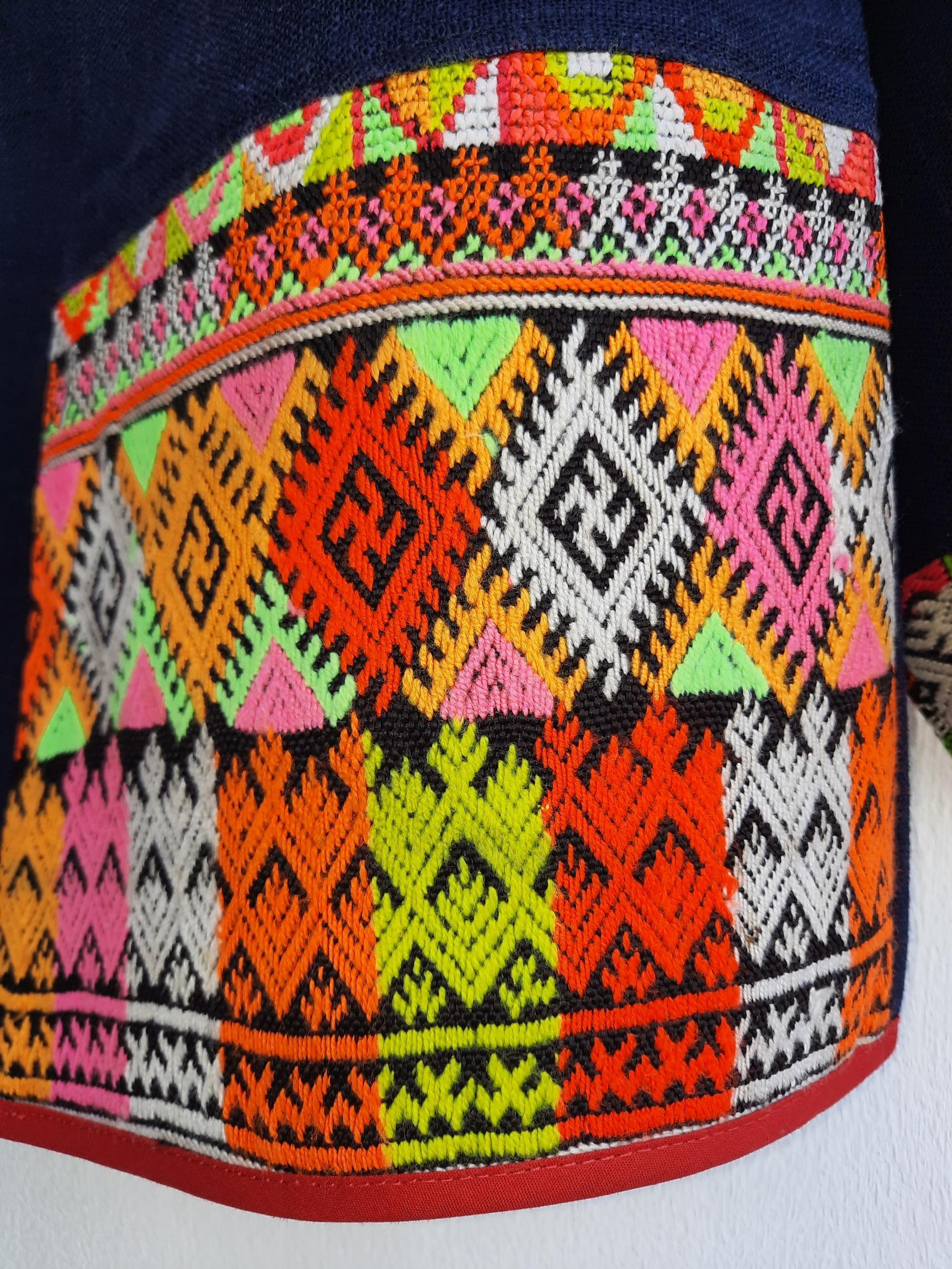 เสื้อคลุมผ้าใยกัญชงสีกรมแต่งผ้าปักเผ่าเย้า