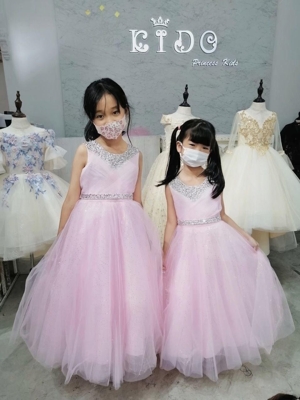 ssชุดราตรีเด็ก(หน้าร้านอยู่รัชดา ลองได้ถ่ายรูปจากชุดจริง)A214สีทอง สีขาว สีชมพู สีแดง สีน้ำเงิน สีฟ้าอกแต่งจีบไหว้เอวปัดเกล็ด กระโปรงยาวสุดหรูหราไฮโซมากๆเลย เดรสออกงานเด็ก