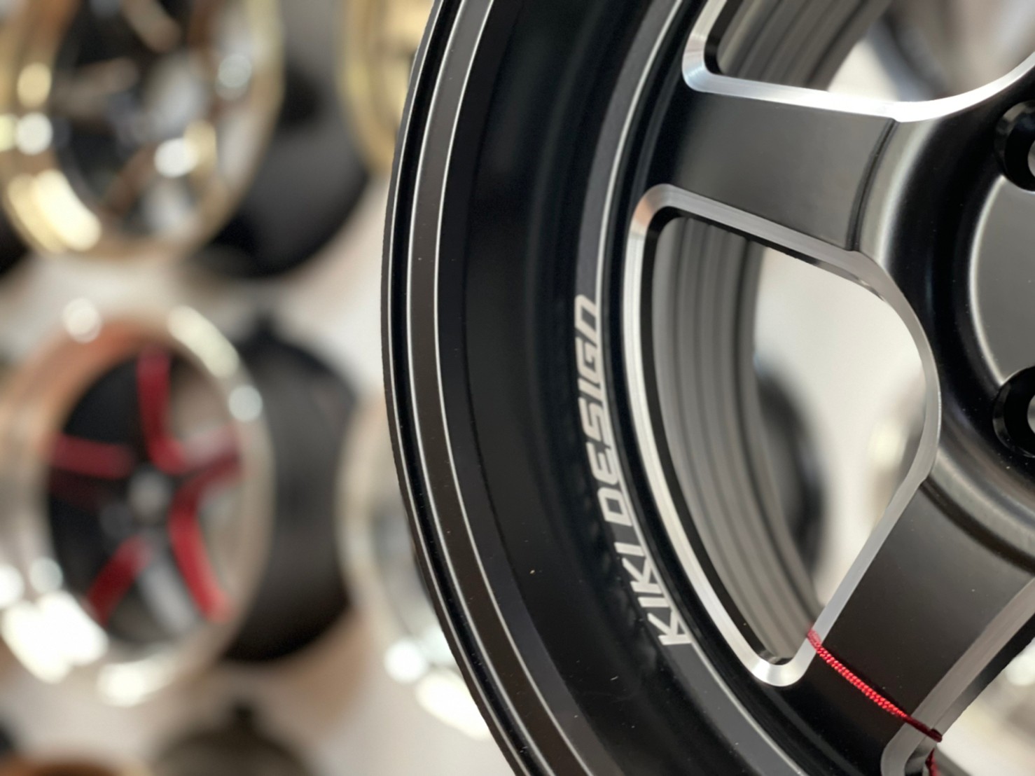 ล้อแม็กซ์ใหม่COSMIS XT005RR ขอบ15กว้าง8 4รู100 ออฟ25 สีดำCNC ข้างก้าน ตัวหนังสือก้านสีแดงCUSTOM