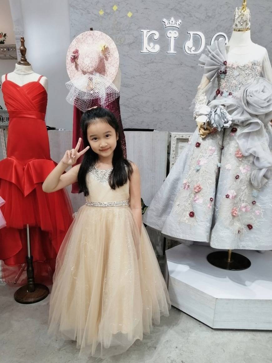 ssชุดราตรีเด็ก(หน้าร้านอยู่รัชดา ลองได้ถ่ายรูปจากชุดจริง)A214สีทอง สีขาว สีชมพู สีแดง สีน้ำเงิน สีฟ้าอกแต่งจีบไหว้เอวปัดเกล็ด กระโปรงยาวสุดหรูหราไฮโซมากๆเลย เดรสออกงานเด็ก