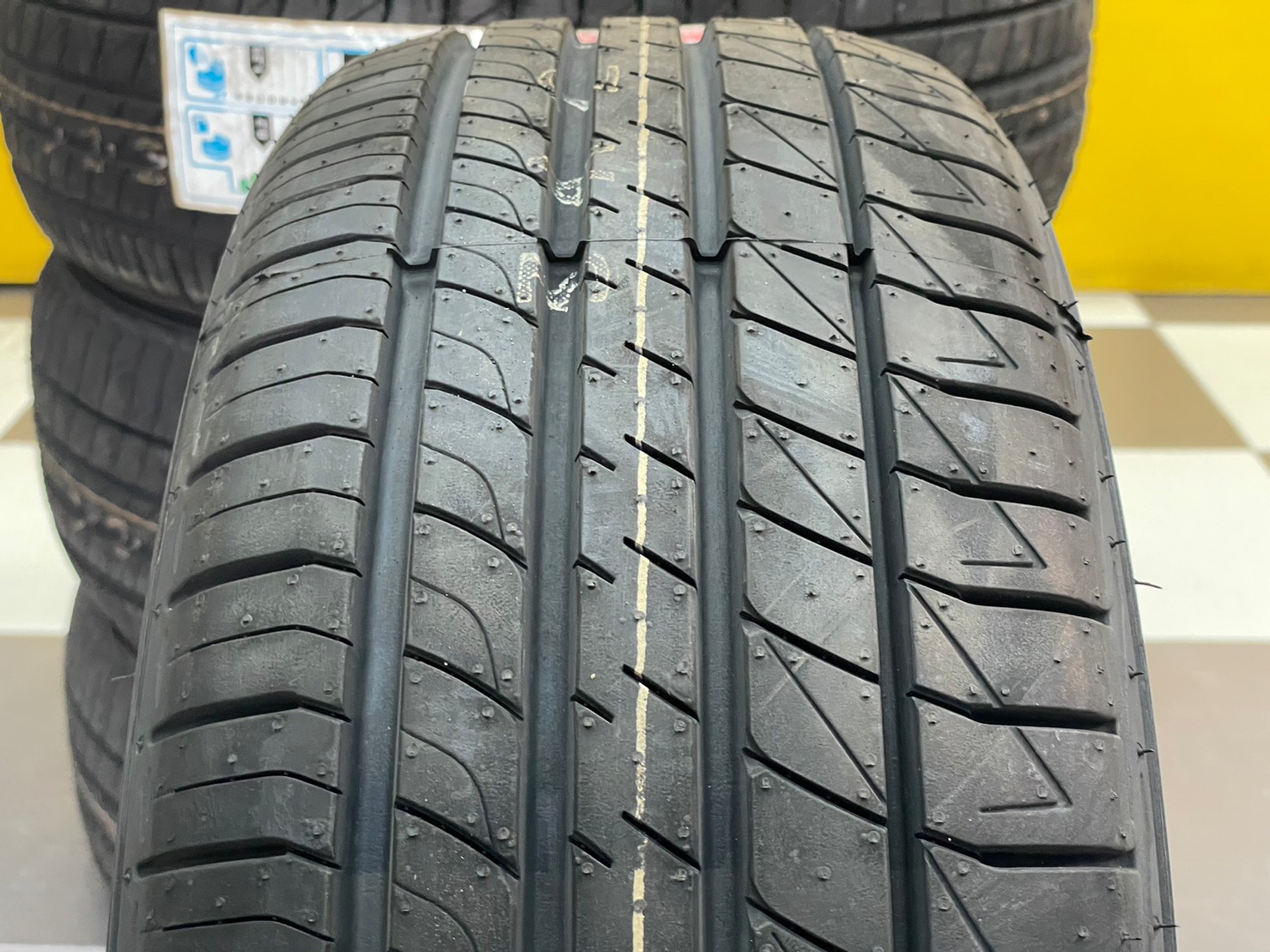 DUNLOP SP SPORT LM705 195/55R15 ยางใหม่ปี2023 ราคาพิเศษพร้อมติดตั้งฟรี