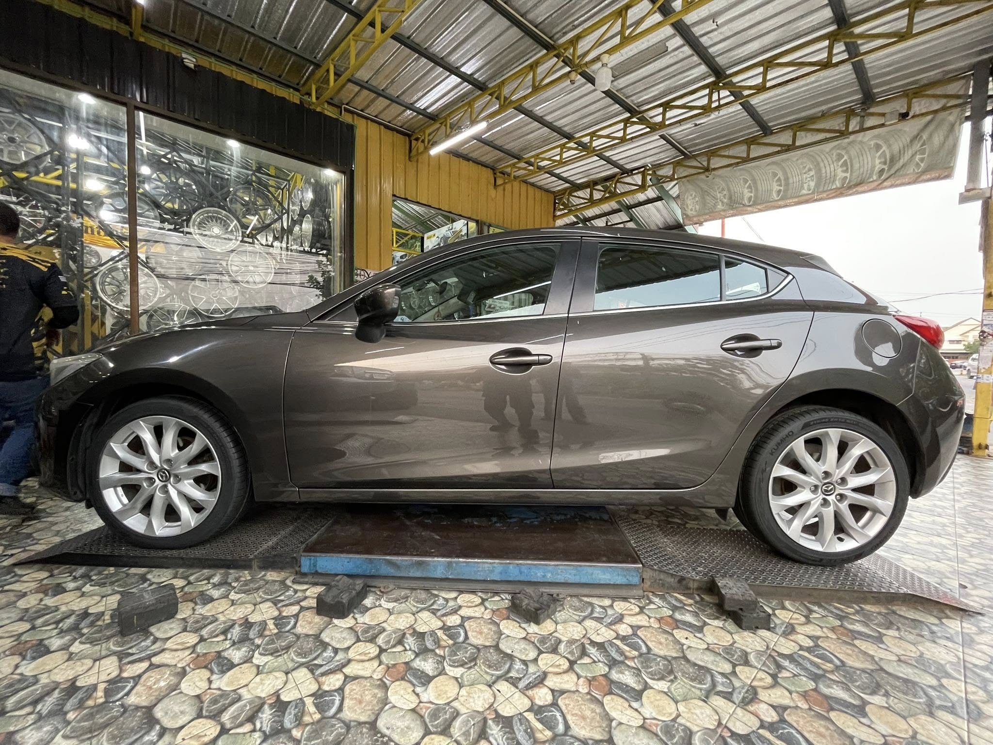 🛞 #MAZDA_3 🚘เปลี่ยนยาง 🛞🐘#KUMHO_PS72_215/45R18 #บริการตั้งศูนย์ล้อ🛞