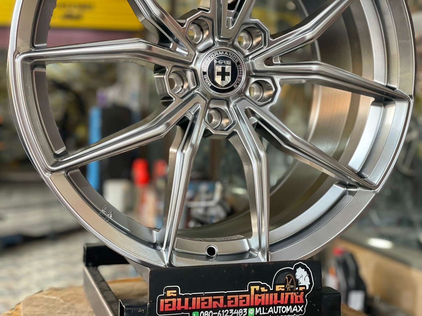 ล้อแม็กซ์ใหม่ ขอบ19" นิ้ว ล้อเบาผลิตแบบ Flow Forming มาตรฐานคุณภาพดี MODEL : FF21R SIZE : 18x8.5 ET35 SIZE : 18x9.5 ET38 PCD : 5x120