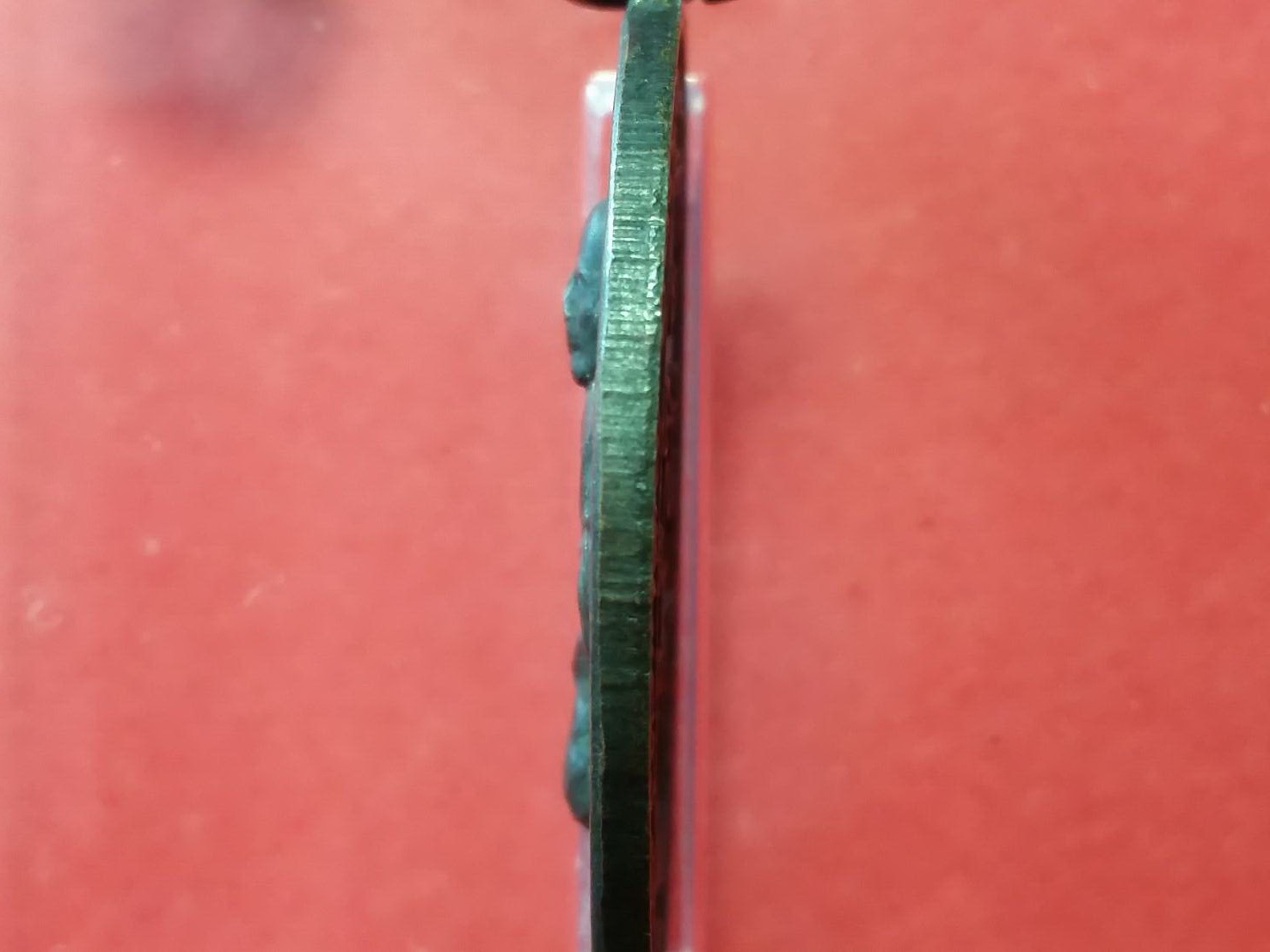 เหรียญคุกเข่า หลวงพ่อแดง วัดเขาบันไดอิฐ จ.เพชรบุรี ปี 2517 เนื้อทองแดงรมดำ