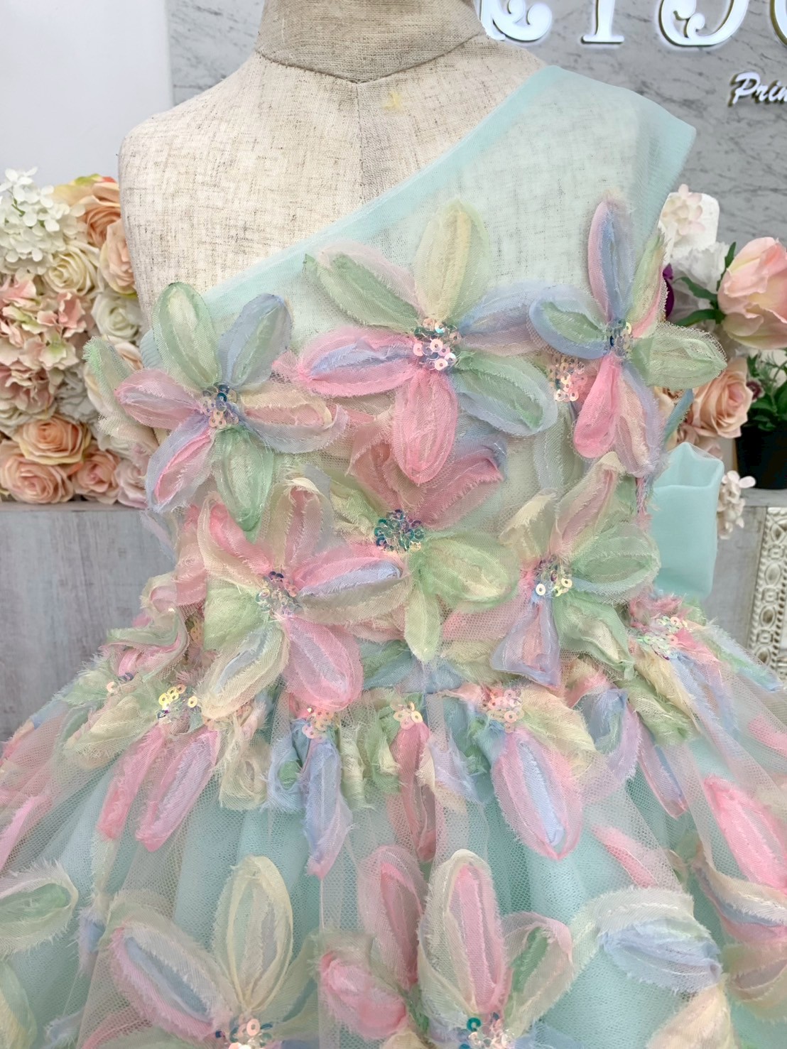 ชุดราตรีเด็ก(หน้าร้านอยู่รัชดา ลองได้ถ่ายรูปเองจากชุดจริง)W19129 สีชมพู กระโปรงสั้น แขนสั้น ดอกไม้น่ารักๆติดรอบชุด