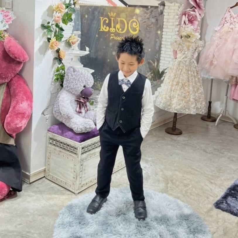 ssชุดสูทเด็กผู้ชาย(หน้าร้านอยู่รัชดา ลองได้ถ่ายรูปจากชุดจริง)S100 เซ็ตสูท 5 ชิ้น สูทสีน้ำเงิน สีดำ แต่งด้ายขาว เชิ้ตขาว มาพร้อมเสื้อกั๊กและโบว์หูกระต่าย กางเกงขายาว สุดเท่ สุดๆ