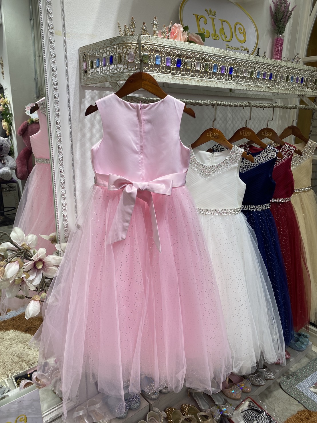 ssชุดราตรีเด็ก(หน้าร้านอยู่รัชดา ลองได้ถ่ายรูปจากชุดจริง)A214สีทอง สีขาว สีชมพู สีแดง สีน้ำเงิน สีฟ้าอกแต่งจีบไหว้เอวปัดเกล็ด กระโปรงยาวสุดหรูหราไฮโซมากๆเลย เดรสออกงานเด็ก