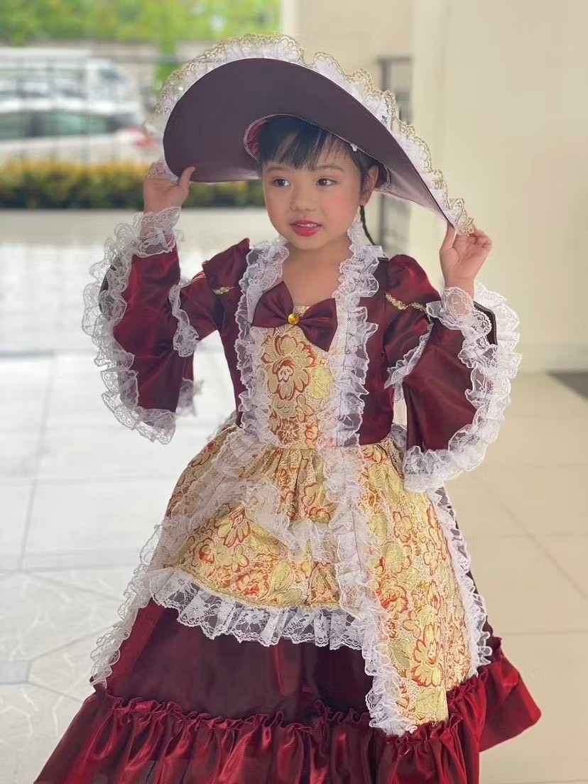 ชุดเดินแบบเด็ก(หน้าร้านอยู่รัชดา ลองได้ถ่ายรูปจากชุดจริง)W18432สีแดง ยุควิคตอเรีย กระโปรงยาว