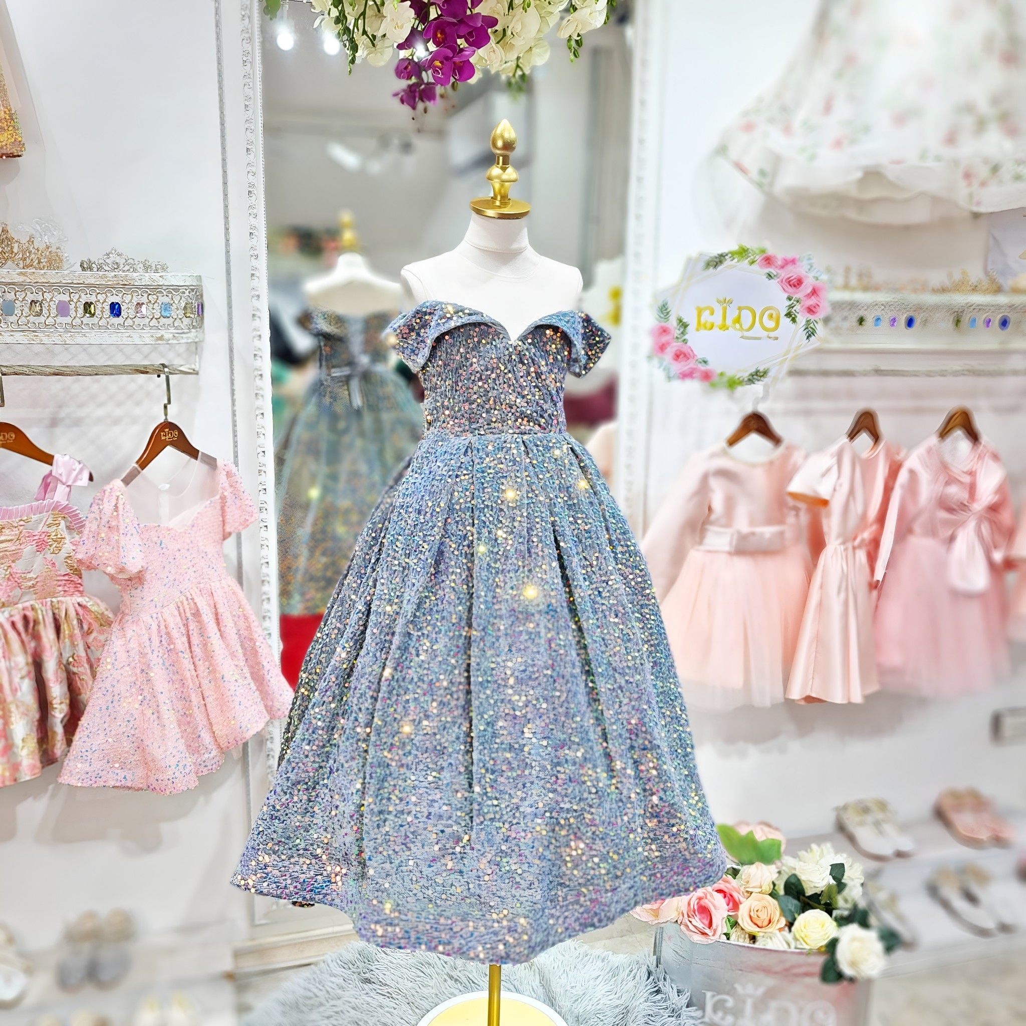ชุดราตรีเด็ก(หน้าร้านอยู่รัชดา ลองได้ถ่ายรูปจากชุดจริง)W18518 สีเทา เปิดไหล่คลุมแขน กระโปรงยาว แต่งเกร็ดวิ๊งๆ