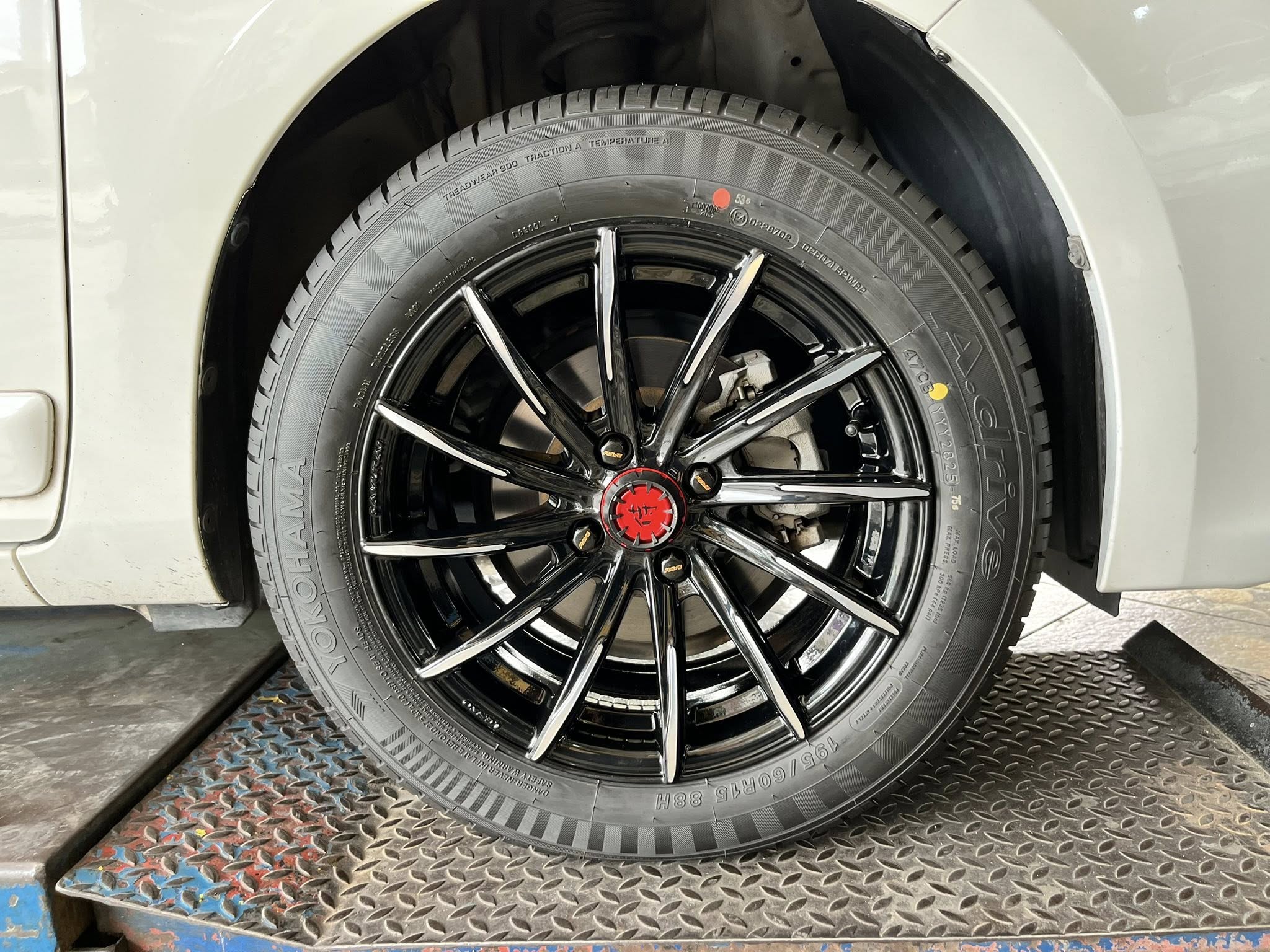 แต่งครบชุด ล้อพร้อมยาง TOYOTA_YARIS🚘🛞🐘#YOKOHAMA_A.driveA_195/60R15 🛞 #LENSO_SAMURAI IZUMA 15X7 ET35 4X100