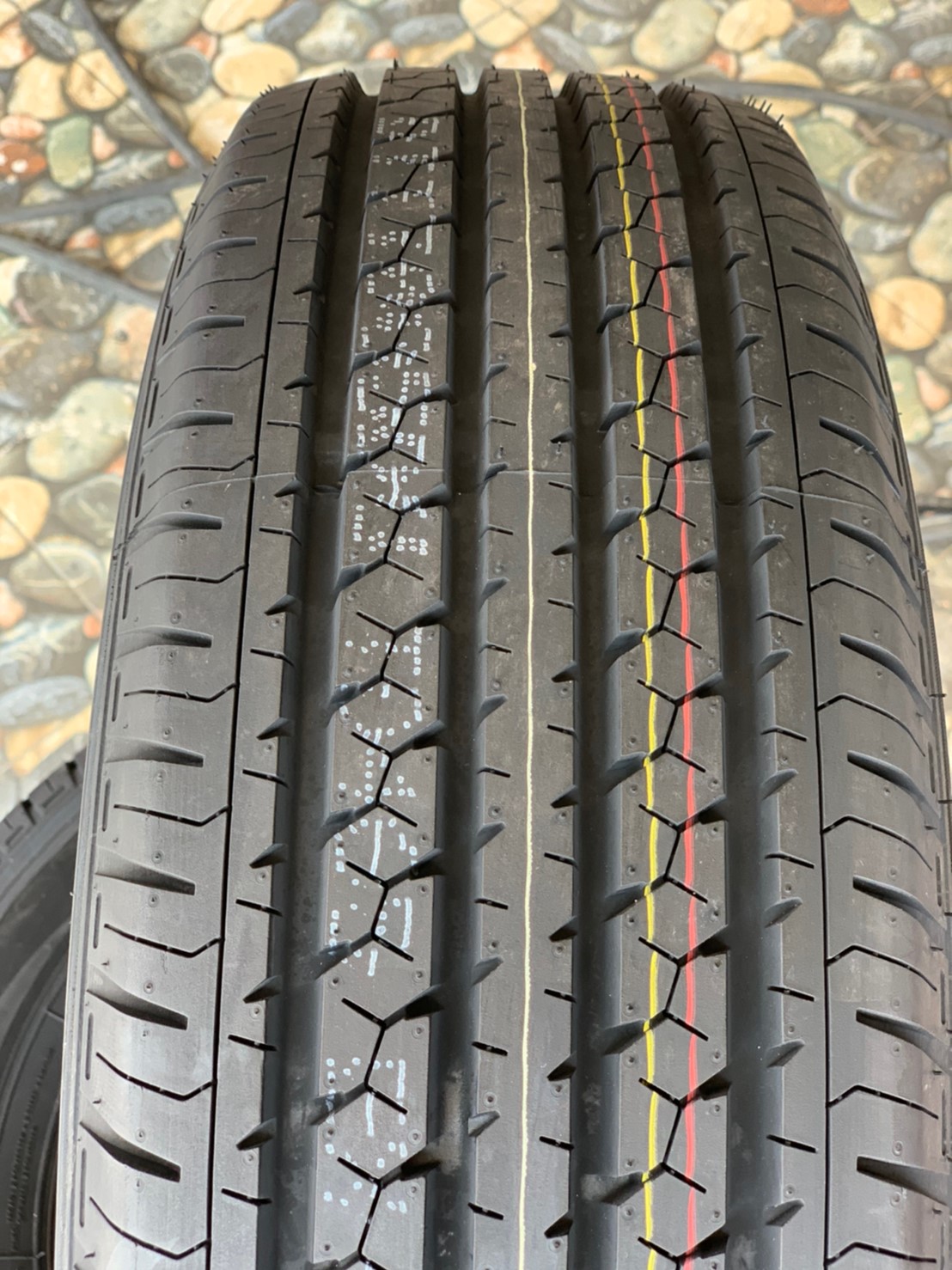 DEESTONE TITANZ T88 215/70R15 ยางใหม่ปี2020 จัดส่งฟรีทั่วประเทศ