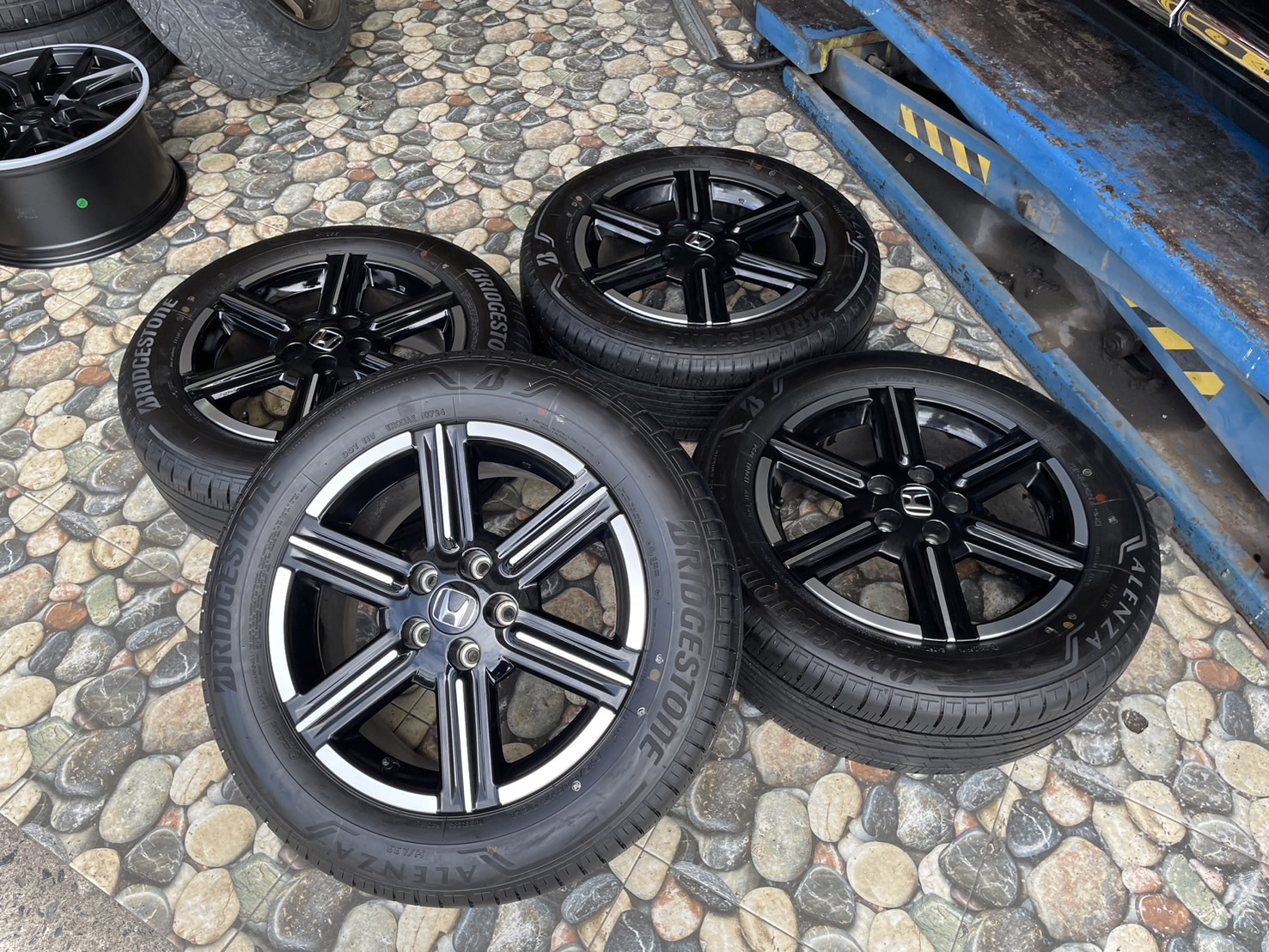 ล้อแม็กป้ายแดง HONDA HR-V ตัวท็อป รุ่นใหม่ล่าสุด ขอบ 17 ดำหน้าเงา สวยกริ๊บ พร้อมยาง #Bridgestone Alenza H/L33 215/50R17 ยางปี2024