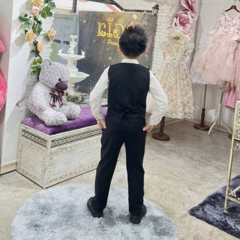 ssชุดสูทเด็กผู้ชาย(หน้าร้านอยู่รัชดา ลองได้ถ่ายรูปจากชุดจริง)S100 เซ็ตสูท 5 ชิ้น สูทสีน้ำเงิน สีดำ แต่งด้ายขาว เชิ้ตขาว มาพร้อมเสื้อกั๊กและโบว์หูกระต่าย กางเกงขายาว สุดเท่ สุดๆ