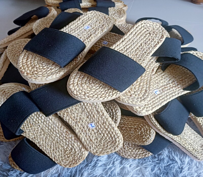 BSS703W : รองเท้าสานผักตบชวา ราคาส่ง 1โหล 12 คู่