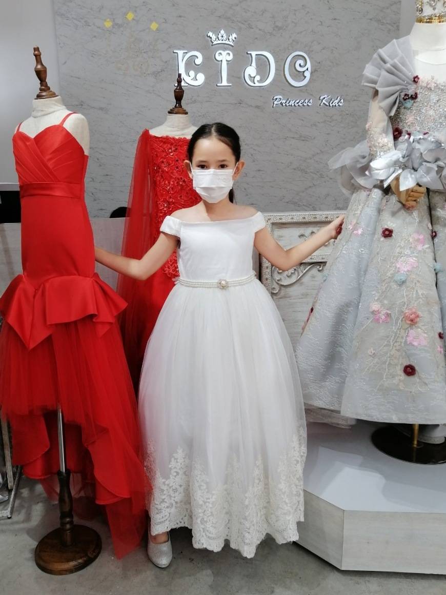 ชุดราตรีเด็ก(หน้าร้านอยู่รัชดา ลองได้ถ่ายรูปจากชุดจริง)F0100สีขาว ทรงยาว เปิดไหล่ ประดับมุกที่เอว ชายกระโปรงปักลูกไม้