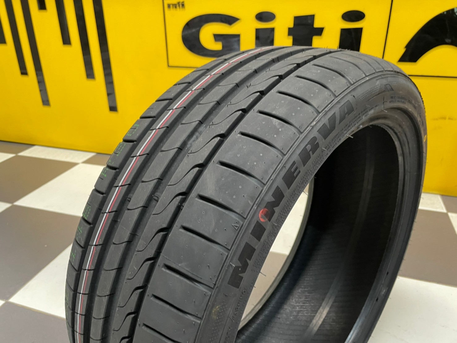 ยางMINERVA F205 225/40R19 ยางสปอร์ตคุณภาพดี สมรรถนะการขับขี่สูงนุ่มเงียบ ยางใหม่2022