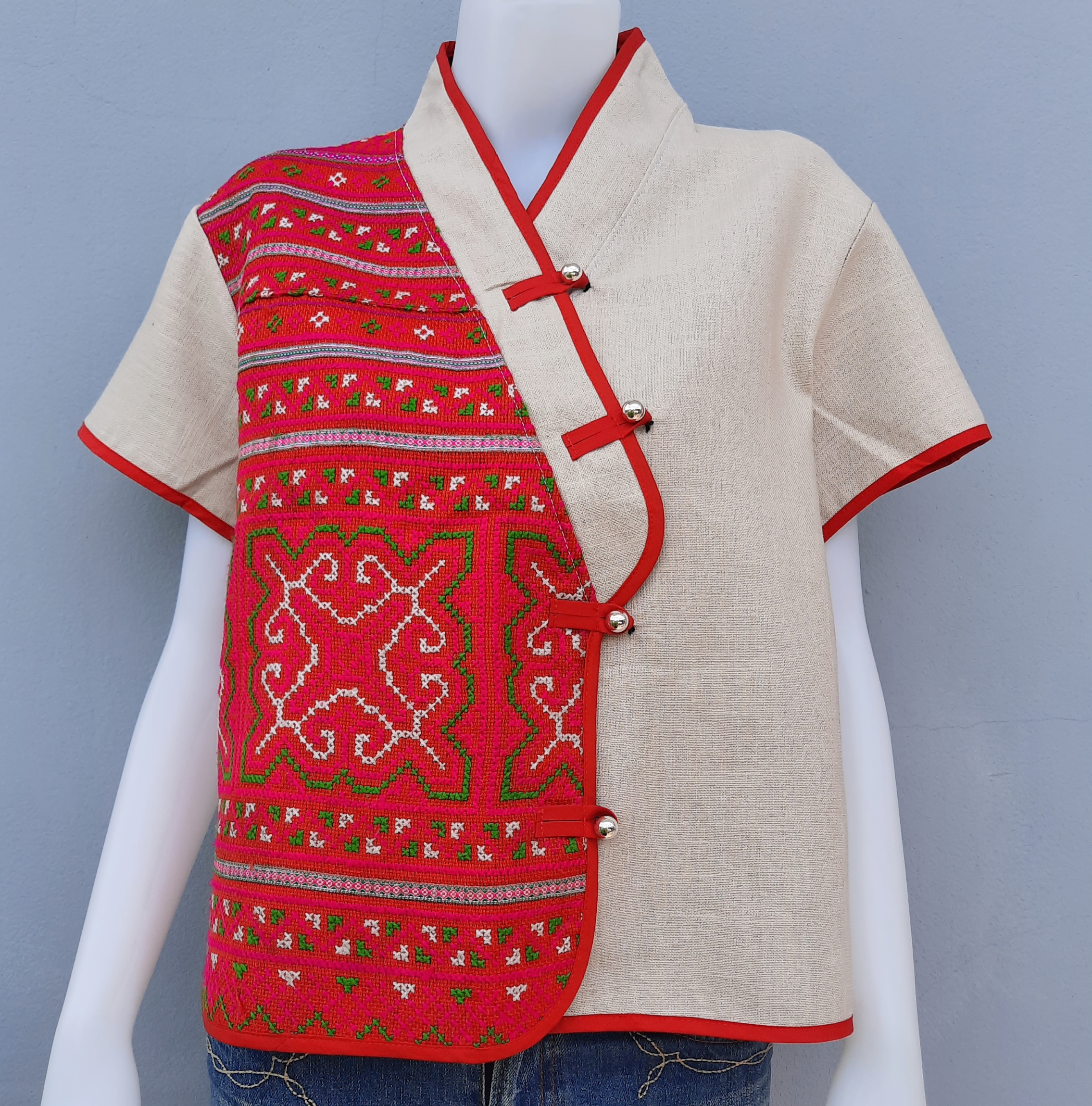 เสื้อกัญชงสีครีม แต่งผ้าปักโทนชมพูเข้ม