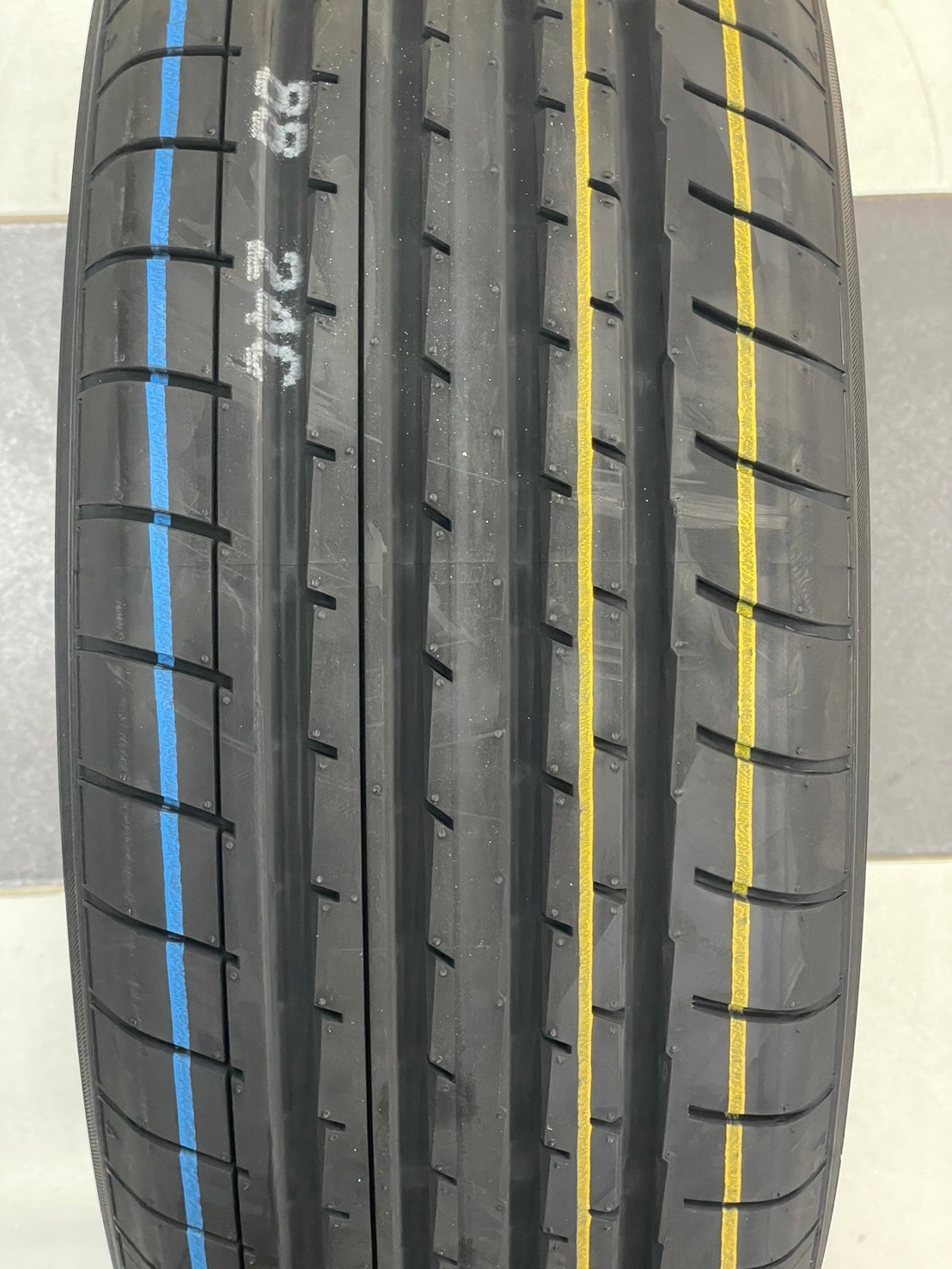 #ยางใหม่โยโกฮาม่า #YOKOHAMA BluEarth - XT #AE61 215/60R17 ยางใหม่ปี2024