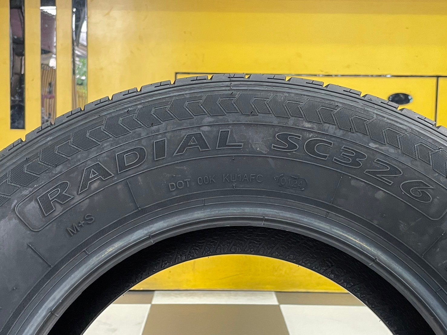 ยางใหม่ GOODRIDE SC326 215/70R15 ยางใหม่ปี2024 (ยางโปรโมชั่นสินค้ามีจำนวนจำกัด)