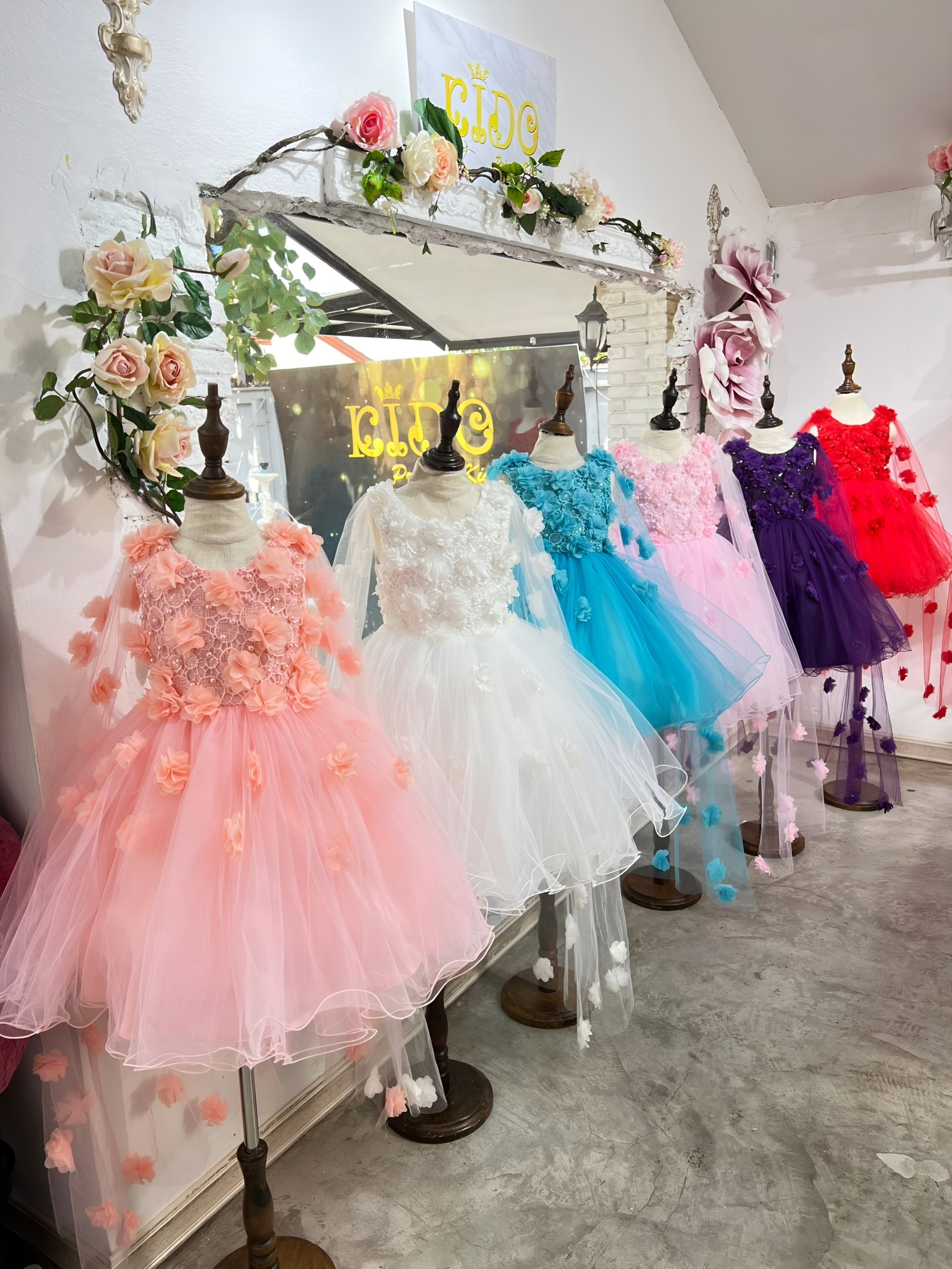 sชุดเจ้าหญิง(หน้าร้านอยู่รัชดา ลองได้ถ่ายรูปจากชุดจริง)T256 สีขาว สีม่วง สีชมพู สีแดง สีโอรส สีฟ้า ตกแต่งด้วยผ้าคุมไหล่ซีทรูติดดอกไม้ กระโปรงสั้น