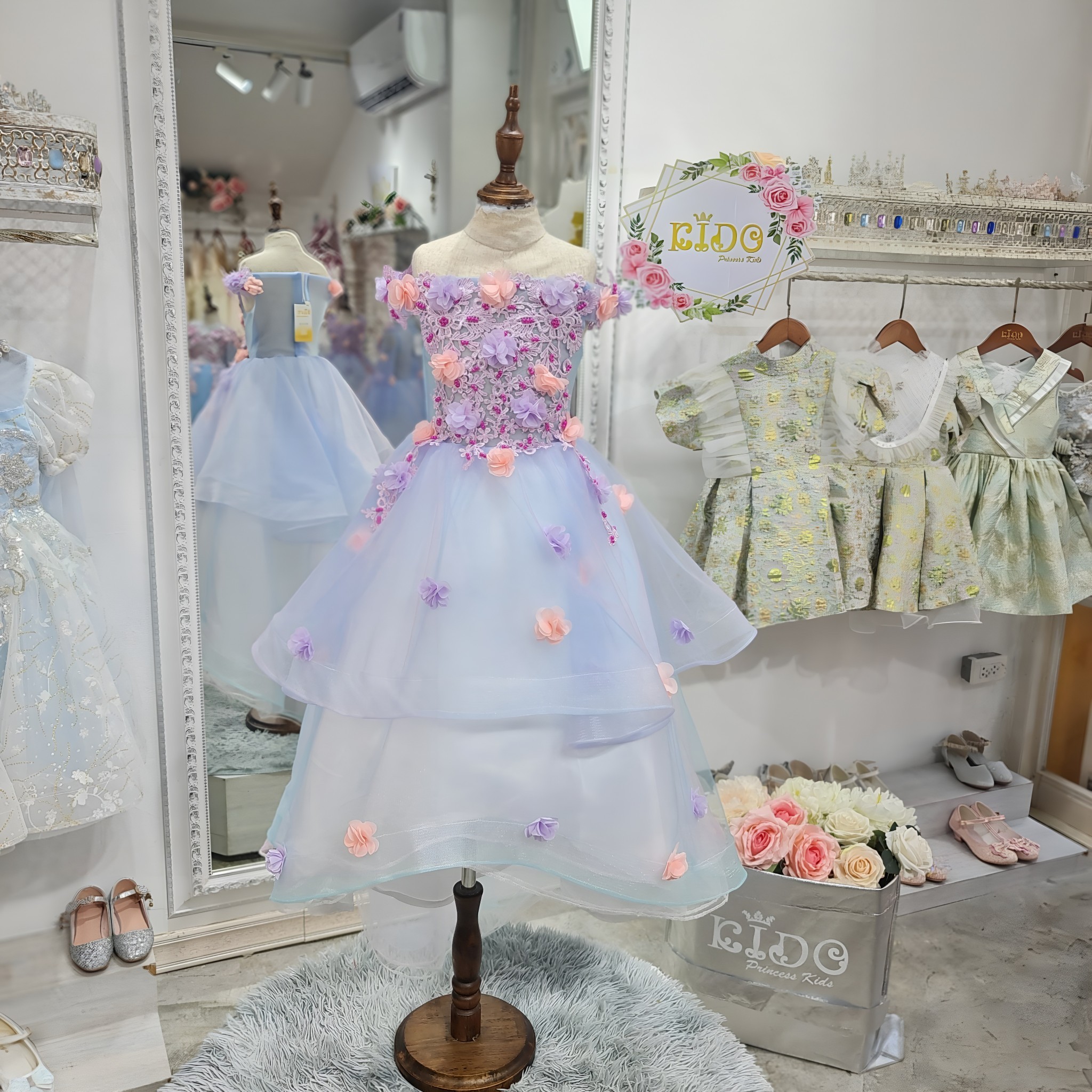 ชุดราตรีเด็ก(หน้าร้านอยู่รัชดา ลองได้ถ่ายรูปเองจากชุดจริง)W18553 สีฟ้าโอบไหล่แขนสั้น กระโปรงหน้ายาวหลังยาว ปักดอกไม้