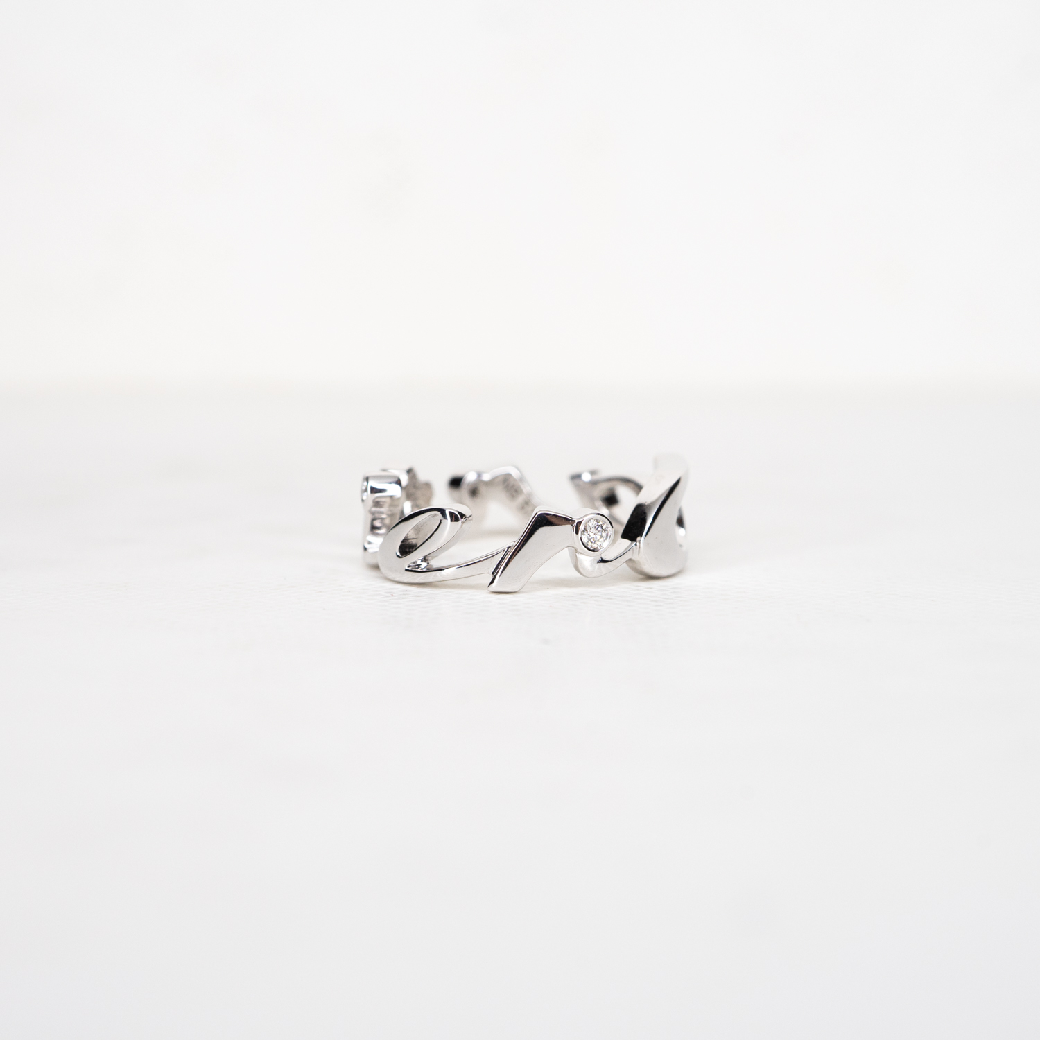 แหวน Cartier Signature 3Diamonds Limited Edition ทองคำขาว 18K ไซส์47# (Used) (Rare)