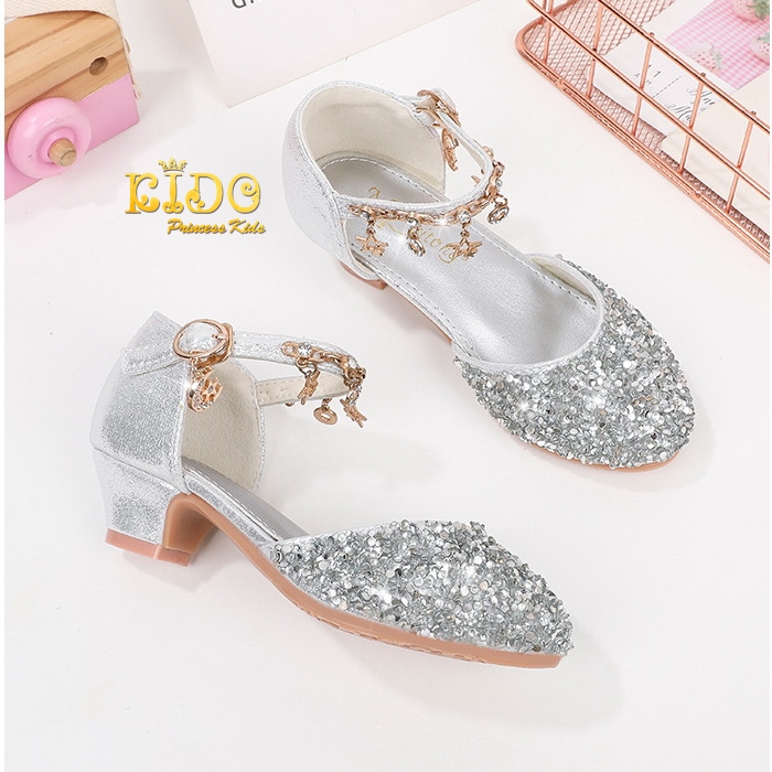 รองเท้าเด็ก(หน้าร้านอยู่รัชดา ลองได้)H100สีชมพู เพชรระยิบระยับ เปิดข้าง ประดับห้อยโซ่รูปดาวตรงสายรัดรองเท้า สวยสุดเก๋