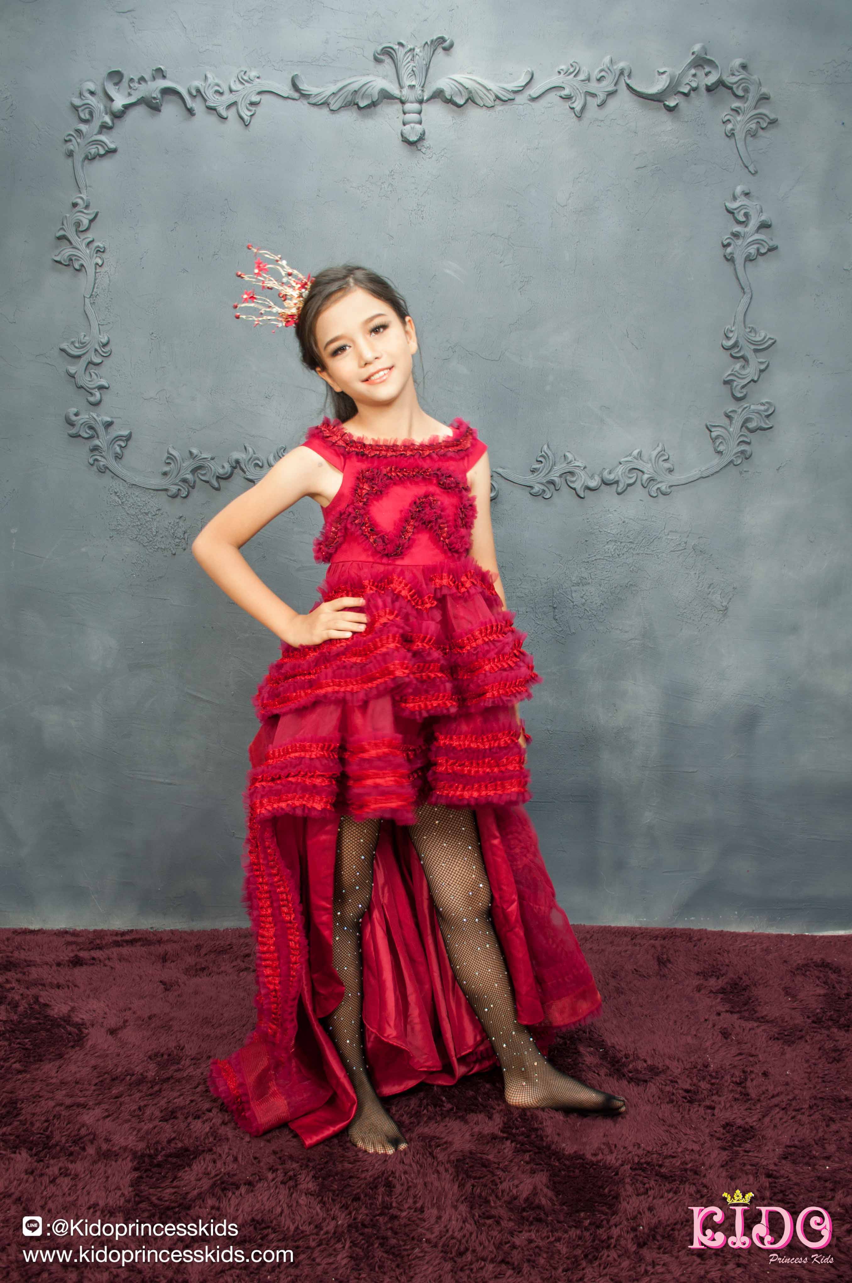 เช่าชุดเด็ก*มีหน้าร้านอยู่รัชดา ลองได้ เปลี่ยนได้ ถ่ายรูปเองจากสินค้าจริง*W18206 ชุดเดินแบบเด็กสีแดงเน้นความหรูที่การตกแต่งด้วยการนำผ้ามาจับจีบระบายแต่งเป็นลวดลายในชุด กระโปรงทรงหน้าสั้นหลังยาวดูเปรี้ยวแบบมีสไตล์ มีแขน