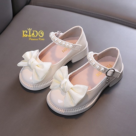 รองเท้าเด็ก(หน้าร้านอยู่รัชดา ลองได้)H185 สีครีม โบว์หน้า คาดมุกล้อม ตรงสายรัดรองเท้า น่ารักมากคะ
