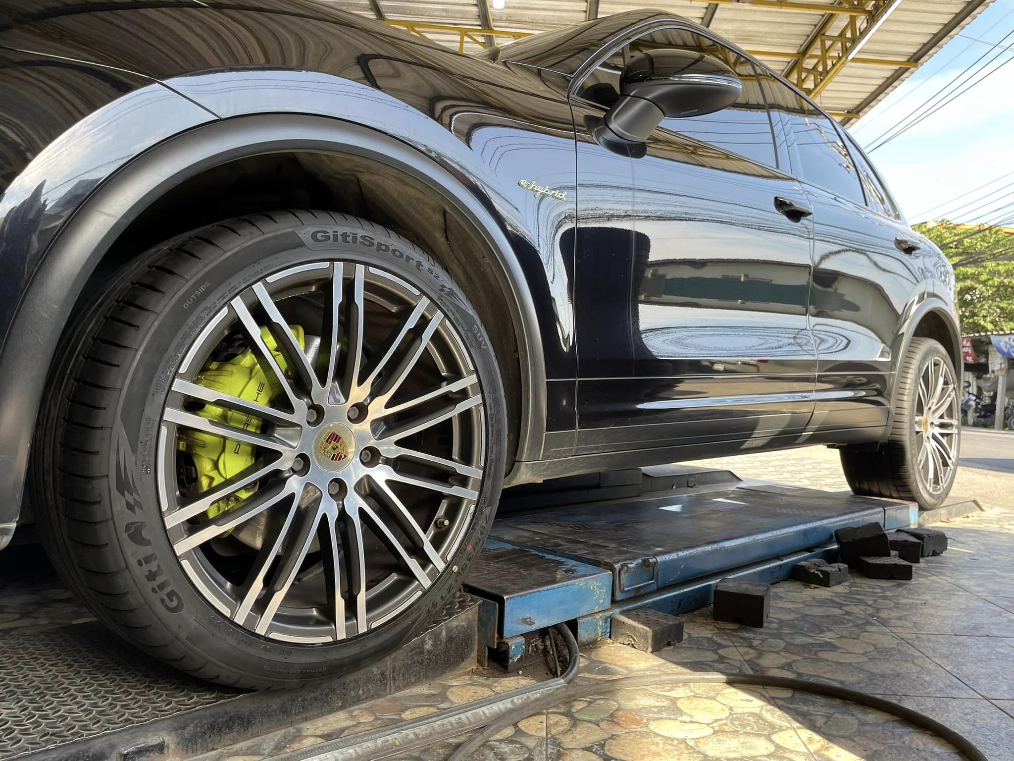 #Porsche #Cayenne 🛞 #Giti_SportS2 295/35R21