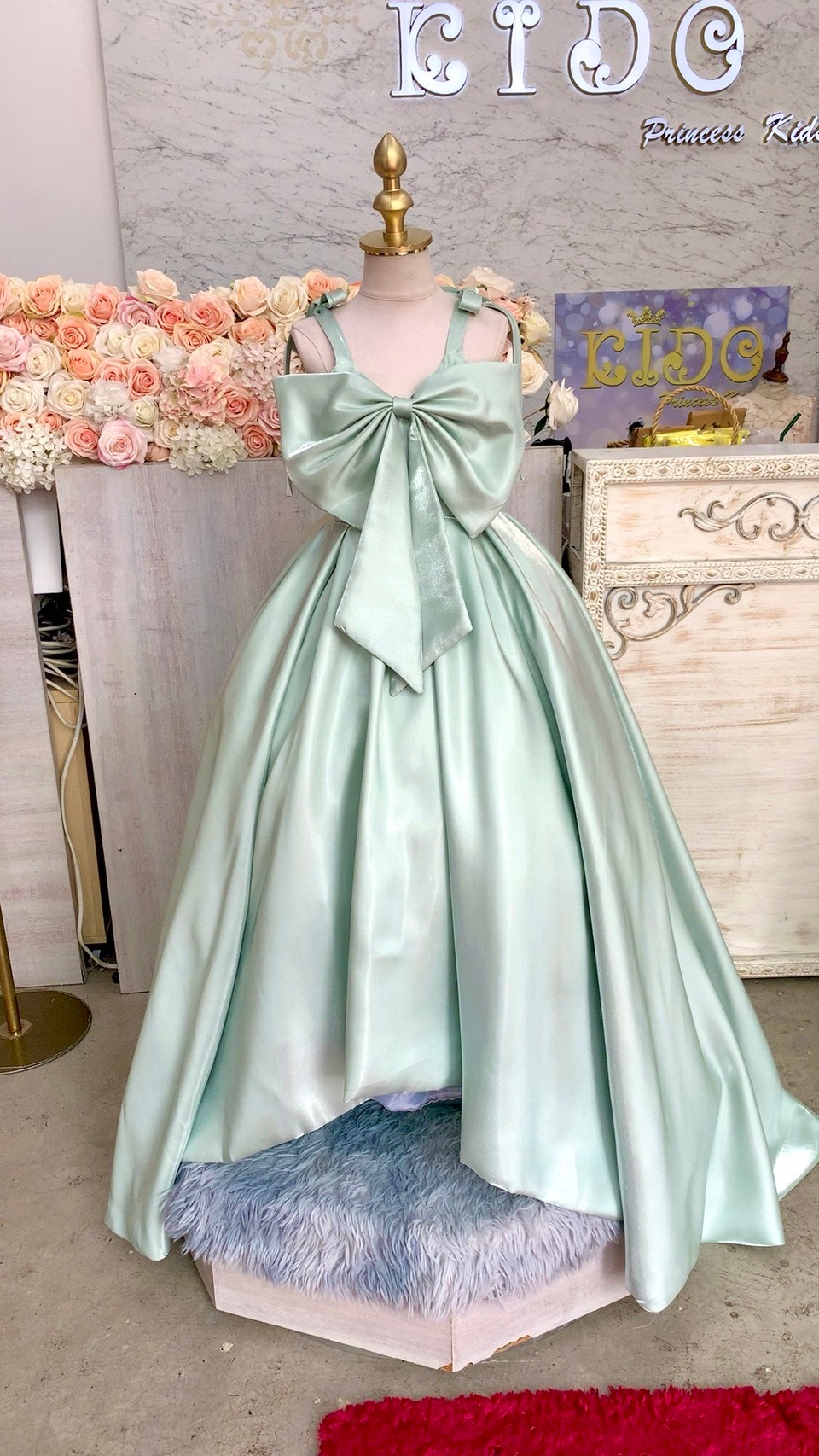 ชุดราตรีเด็ก(หน้าร้านอยู่รัชดา ลองได้ถ่ายรูปเองจากชุดจริง)W19025 สีเขียว ประดับโบว์ กระโปรงยาว ผ้าซาตินเรียบหรู