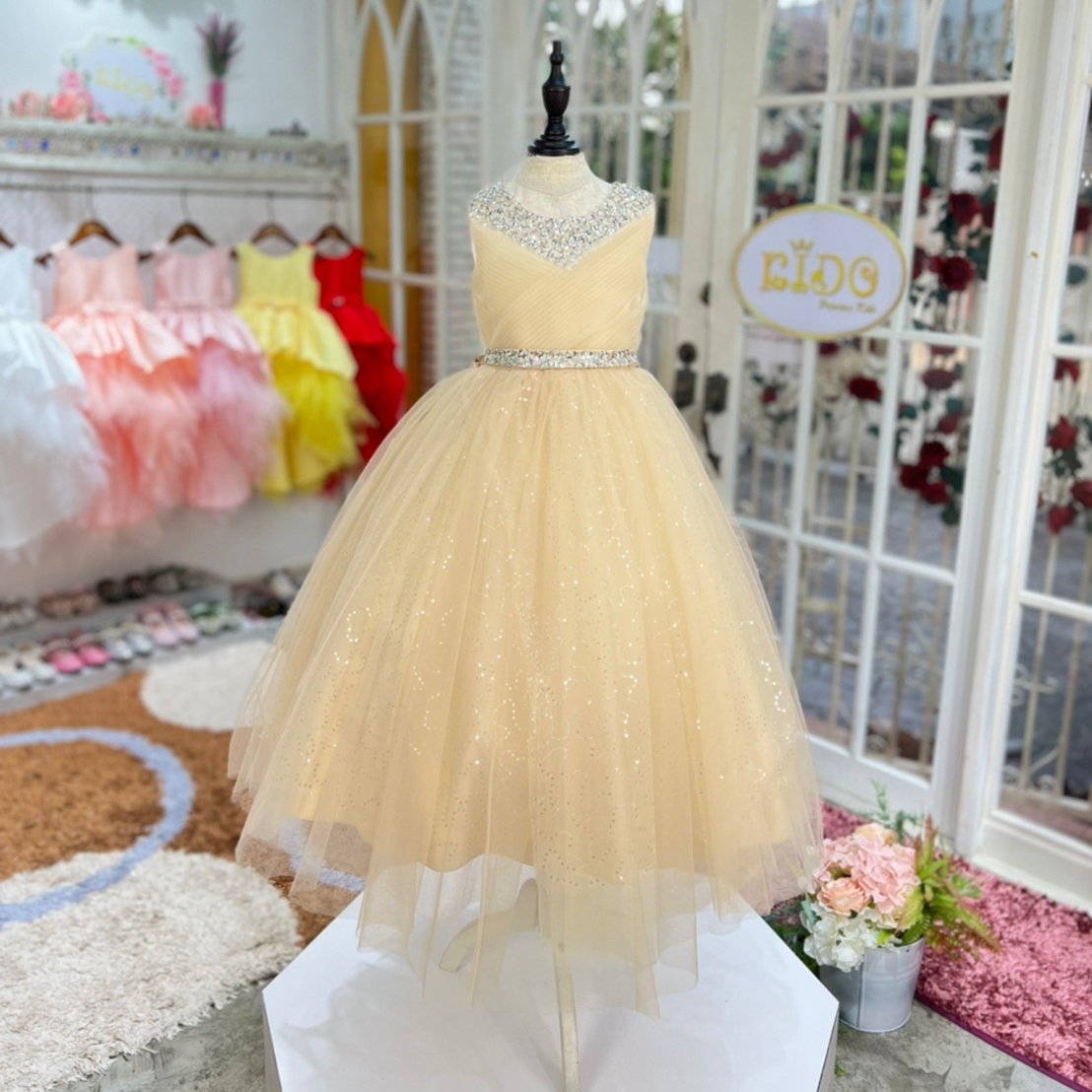 ssชุดราตรีเด็ก(หน้าร้านอยู่รัชดา ลองได้ถ่ายรูปจากชุดจริง)A214สีทอง สีขาว สีชมพู สีแดง สีน้ำเงิน สีฟ้าอกแต่งจีบไหว้เอวปัดเกล็ด กระโปรงยาวสุดหรูหราไฮโซมากๆเลย เดรสออกงานเด็ก