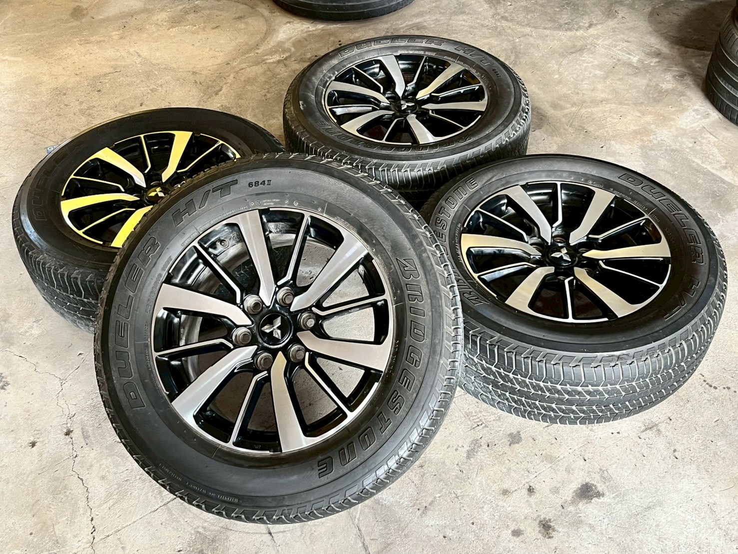 ล้อแม็กซ์เดิม Mitsubishi pajaro Sport พร้อมยางBrisgestone 265/60R18 ล้อสวยพร้อมดีพร้อมใช้งาน