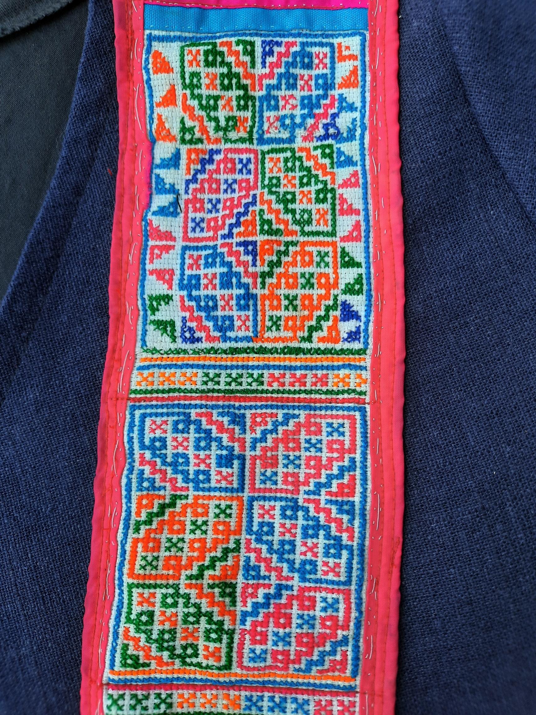 เสื้อกัญชงสีกรม แต่งผ้าปักมือชาวเขา