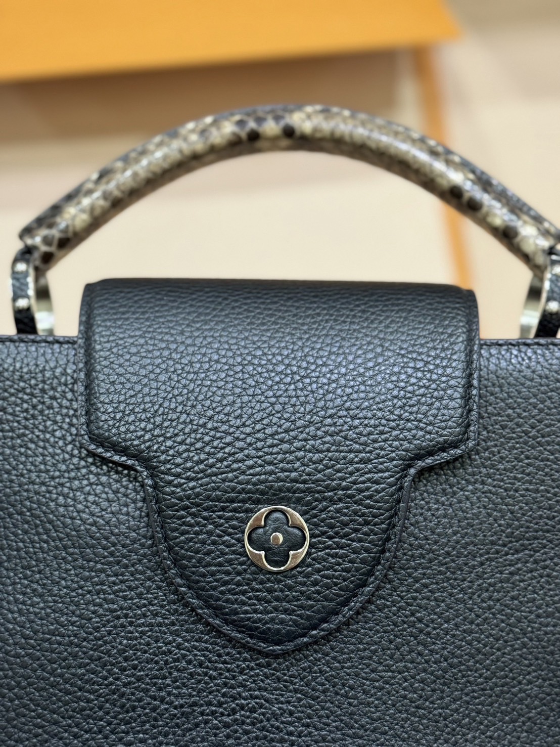 กระเป๋าถือLV Capuchins MM Noir Python