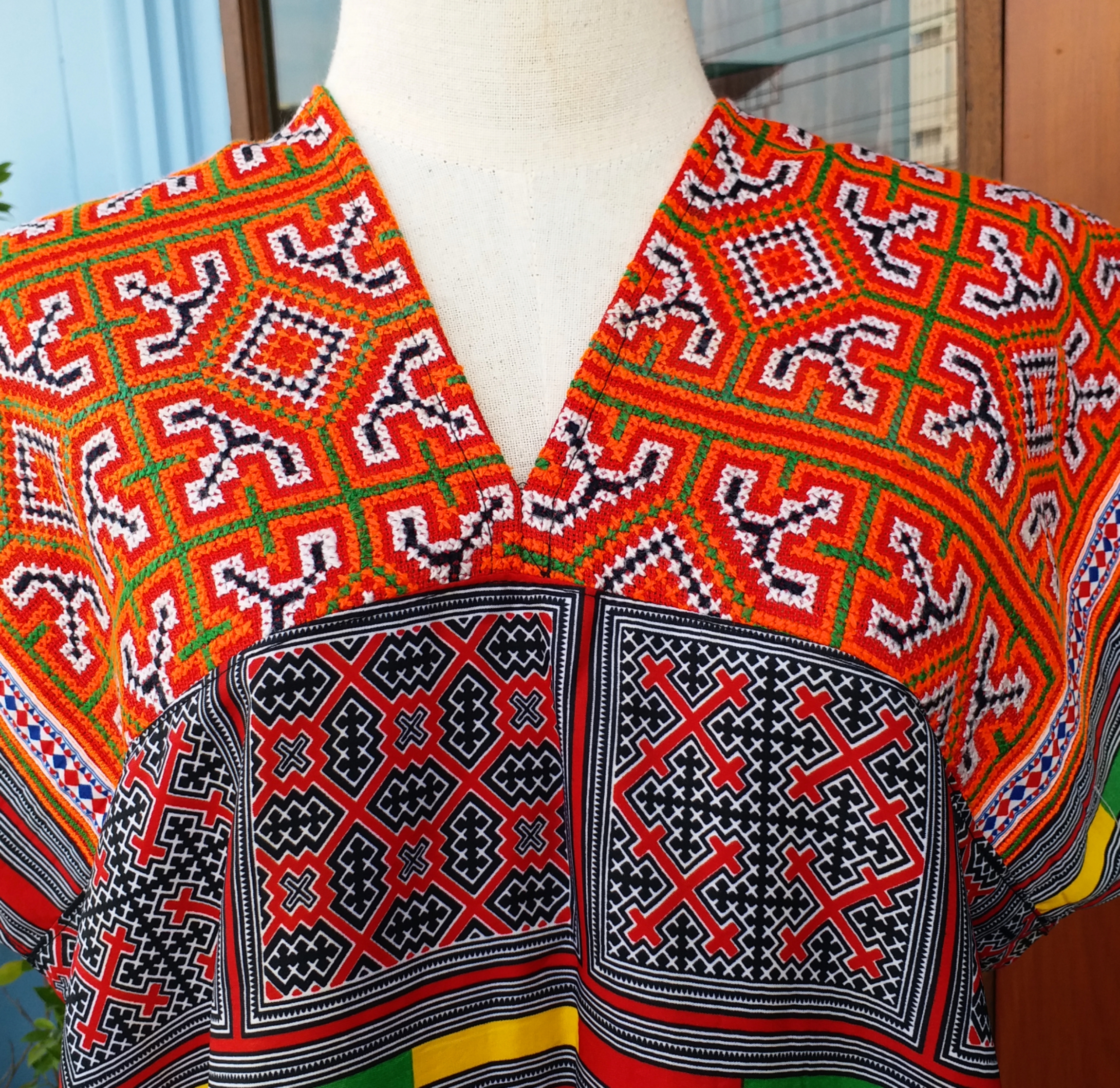 เสื้อผ้าปักมือ สีสด โทนส้ม