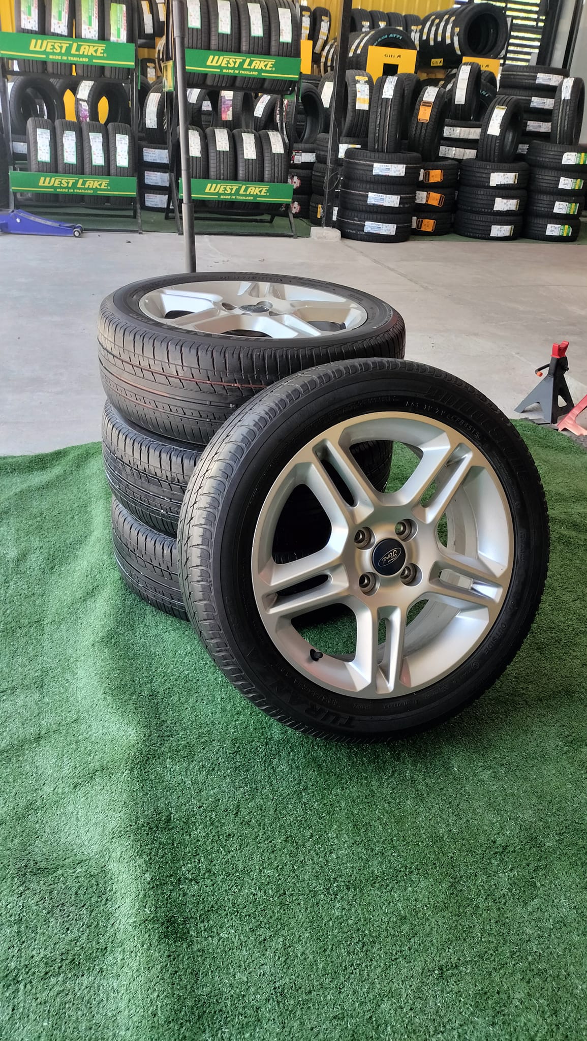 ล้อแม็กเดิมมือสอง FORD ER370ขอบ16" ขนาด4×100 พร้อมยางสภาพดียี่ห้อ BRIDGESTONE ER370 185/55R16