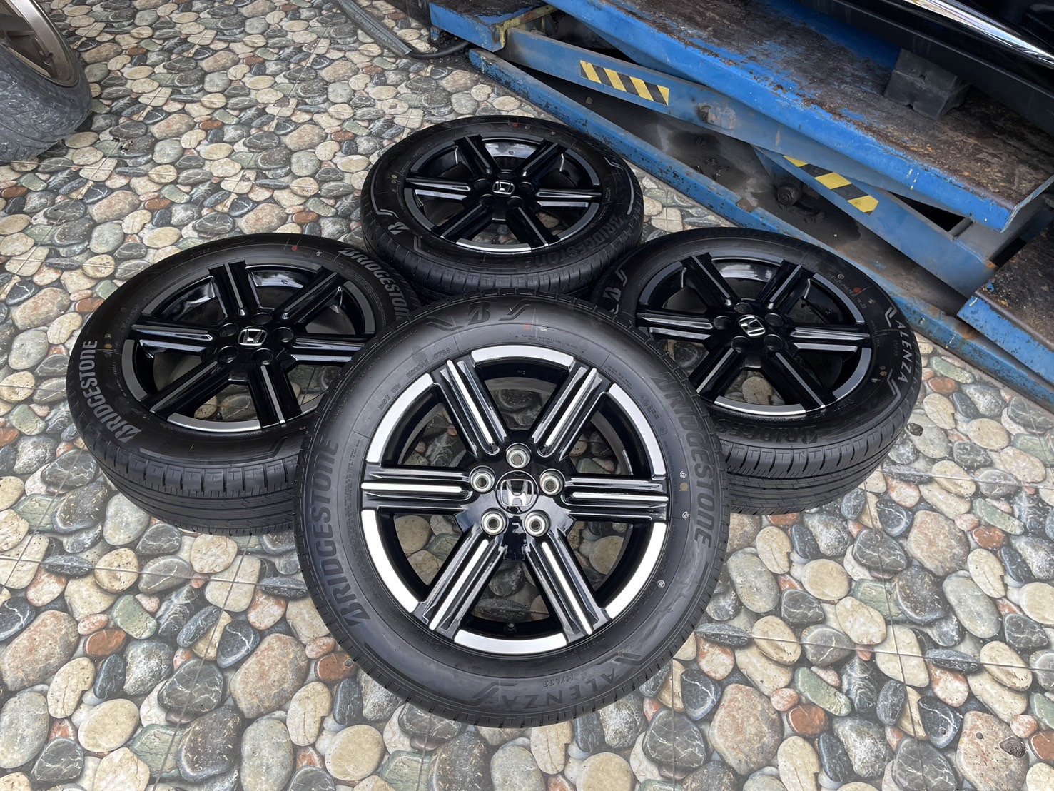 ล้อแม็กป้ายแดง HONDA HR-V ตัวท็อป รุ่นใหม่ล่าสุด ขอบ 17 ดำหน้าเงา สวยกริ๊บ พร้อมยาง #Bridgestone Alenza H/L33 215/50R17 ยางปี2024