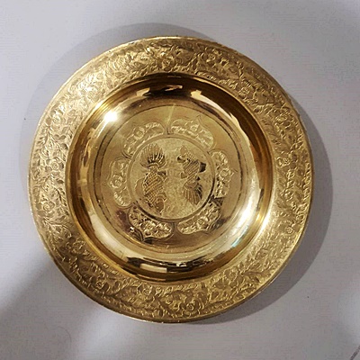 จานทองเหลือง 9 นิ้ว ตอกลายปลาคู่ กลางดอกบัวบาน อัตลักษณ์เรา Premium & Luxury