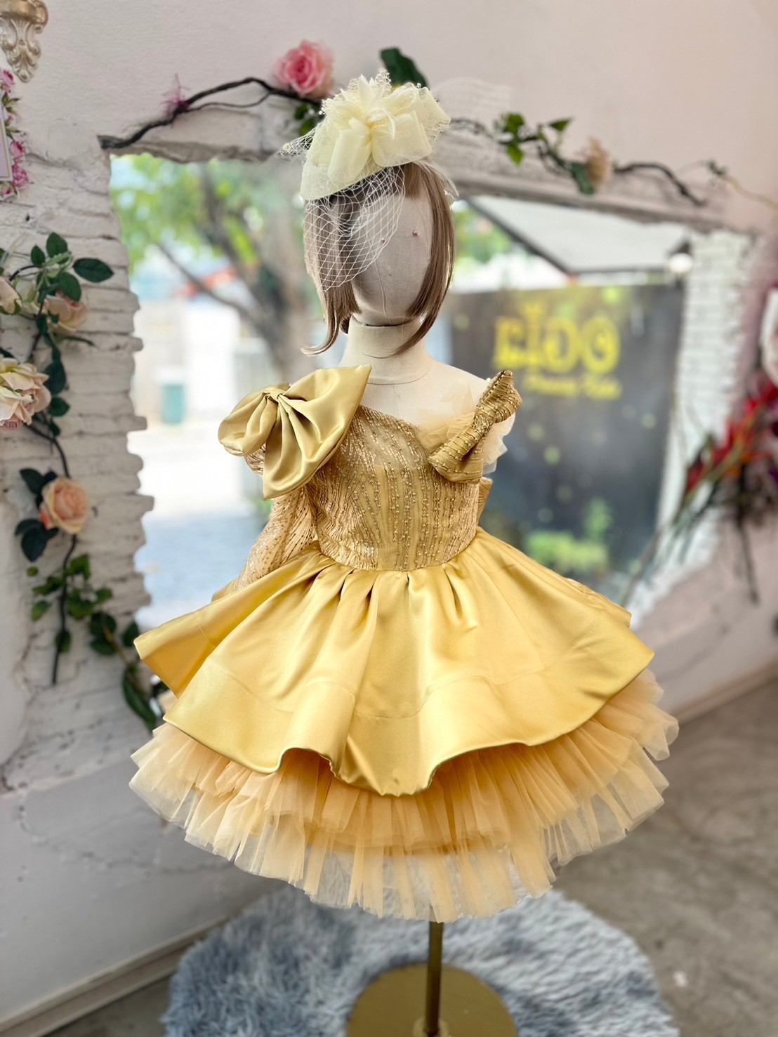 ชุดราตรีเด็ก(หน้าร้านอยู่รัชดา ลองได้ถ่ายรูปจากชุดจริง)W18896 สีทอง กระโปรงสั้น ไหล่เบี่ยง ฟูชั้นๆ สวยเก๋