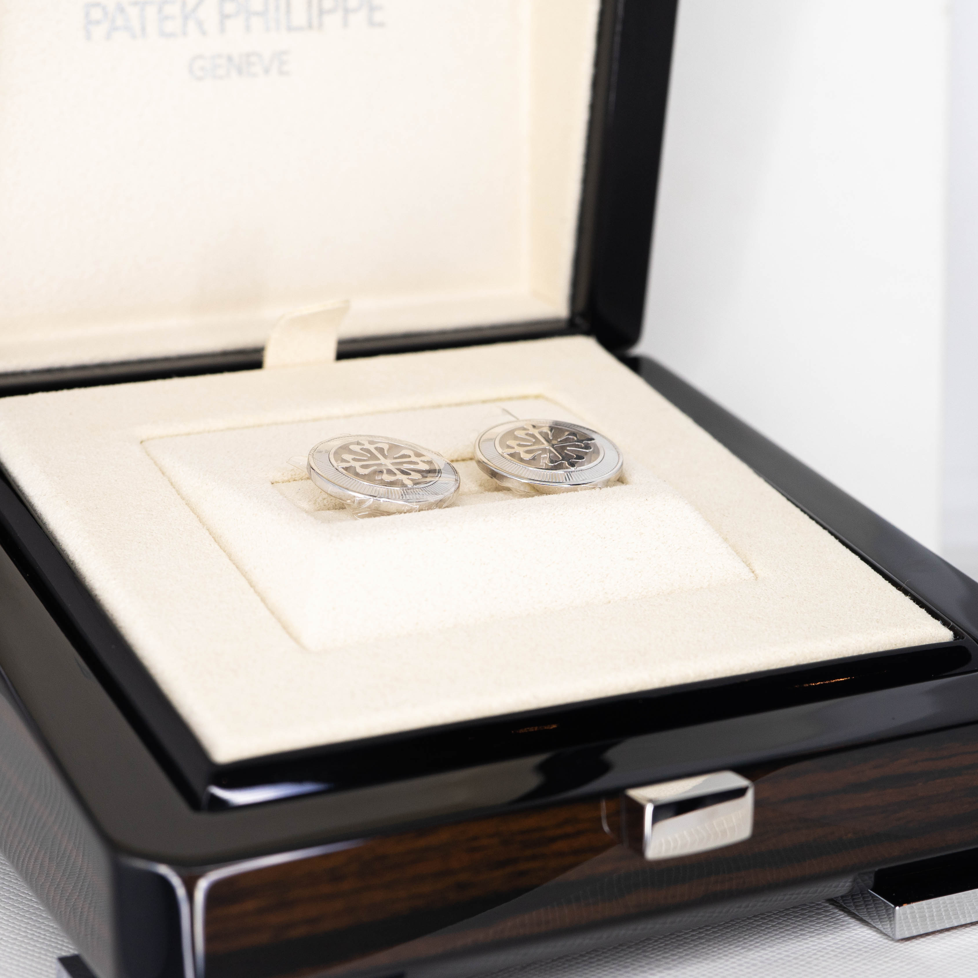 กระดุมข้อมือ Patek Philippe Calatrava Cross Cuff Links. Calatrava Cross decoration, guilloched outer ring. ทองขาว18K Ref.205.9089G-001 (Used) +กล่องและถุงผ้า