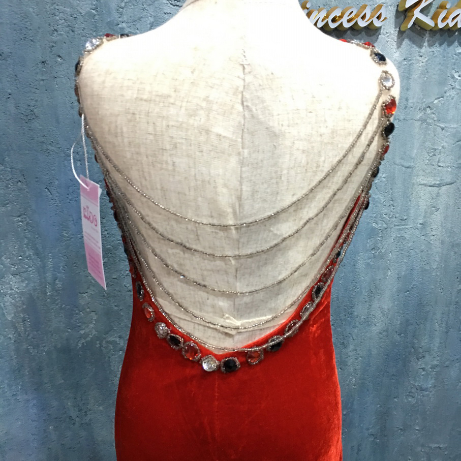 เช่าชุดเด็ก*มีหน้าร้านอยู่รัชดา ลองได้ เปลี่ยนได้ ถ่ายรูปเองจากสินค้าจริง*W18088 ชุดราตรีเด็กสีแดงเว้าหลัง หางปลา เรียบหรู