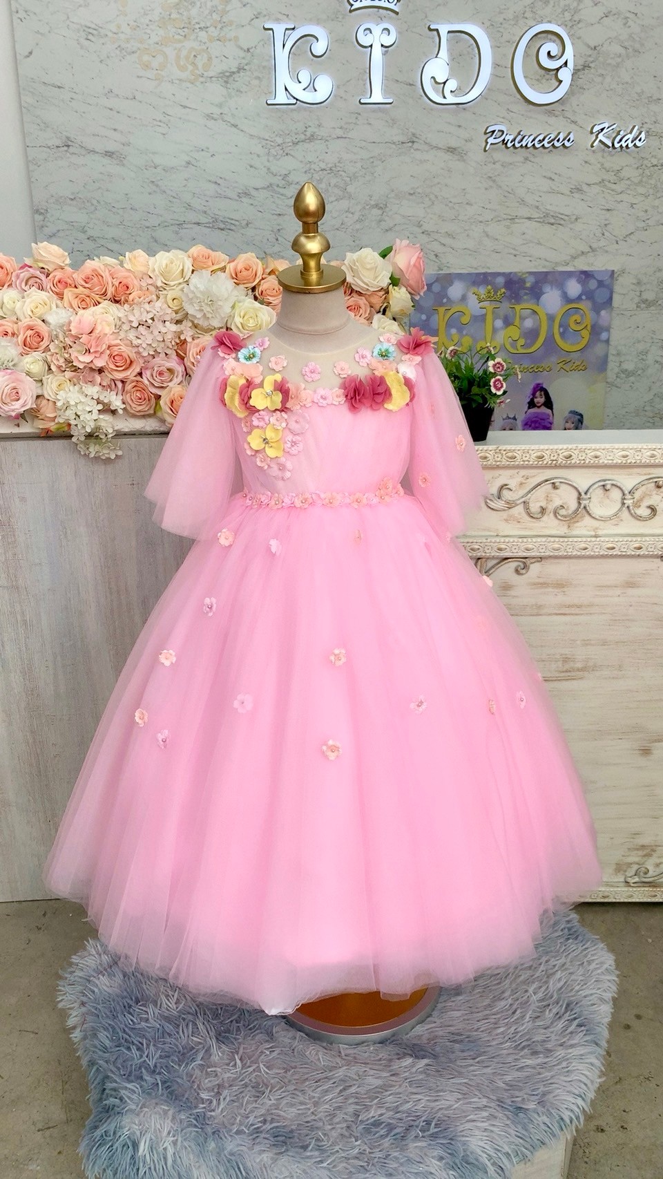 ชุดราตรีเด็ก(หน้าร้านอยู่รัชดา ลองได้ถ่ายรูปจากชุดจริง)W19037สีชมพู ตกแต่งดอกไม้ที่ไหล่